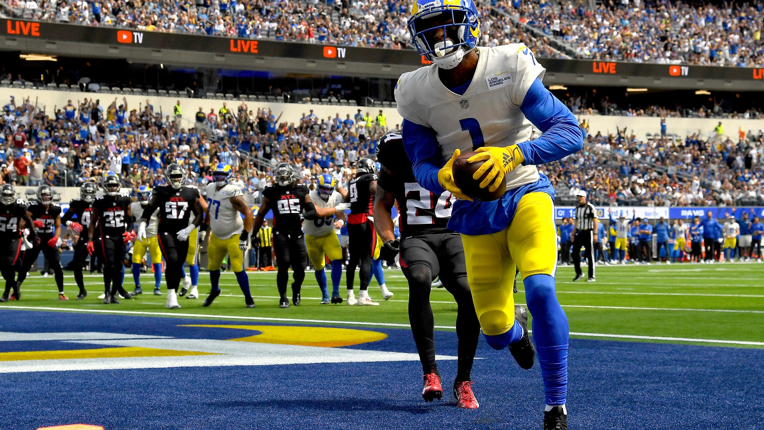 wide receiver, blue and yellow uniform, vibrant green field, 2K Desktop Wallpaper