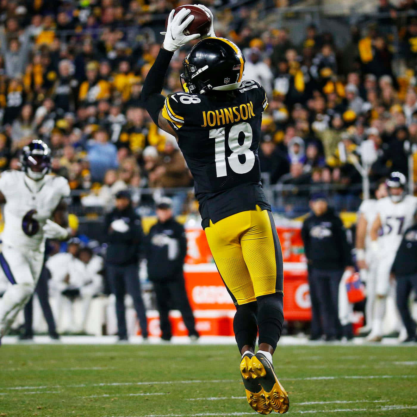 Athletic Wide Receiver, black and yellow uniform, stadium lights, HD Desktop Wallpaper