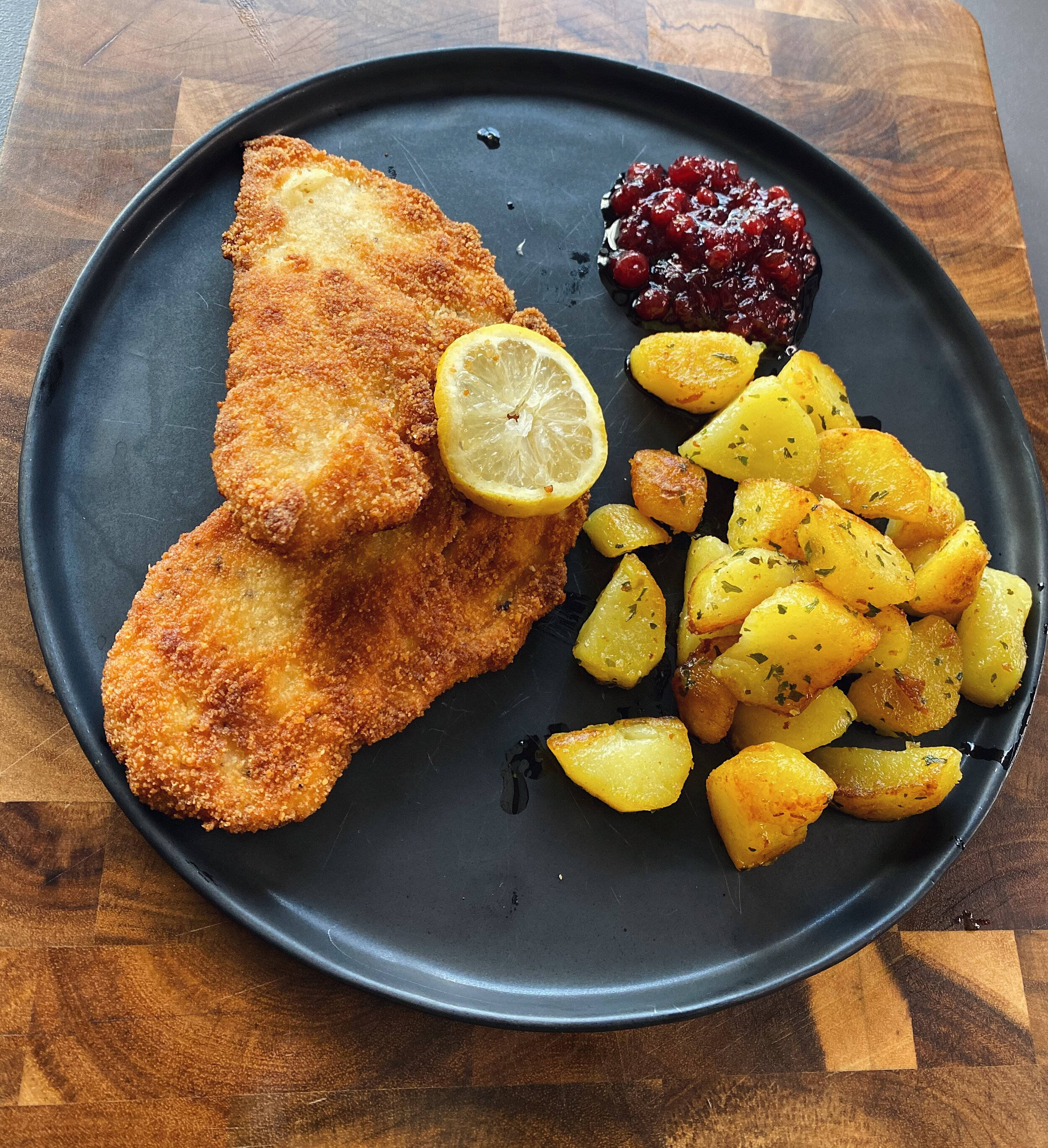Wiener Schnitzel, black platter, golden-brown breaded schnitzel, 2K Phone Wallpaper