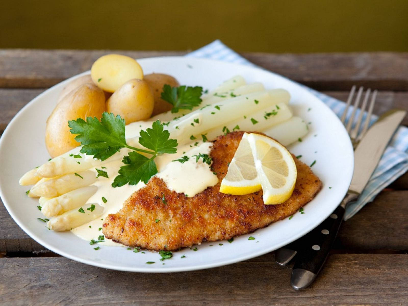 Wiener Schnitzel, white dish, creamy sauce, HD Desktop Wallpaper