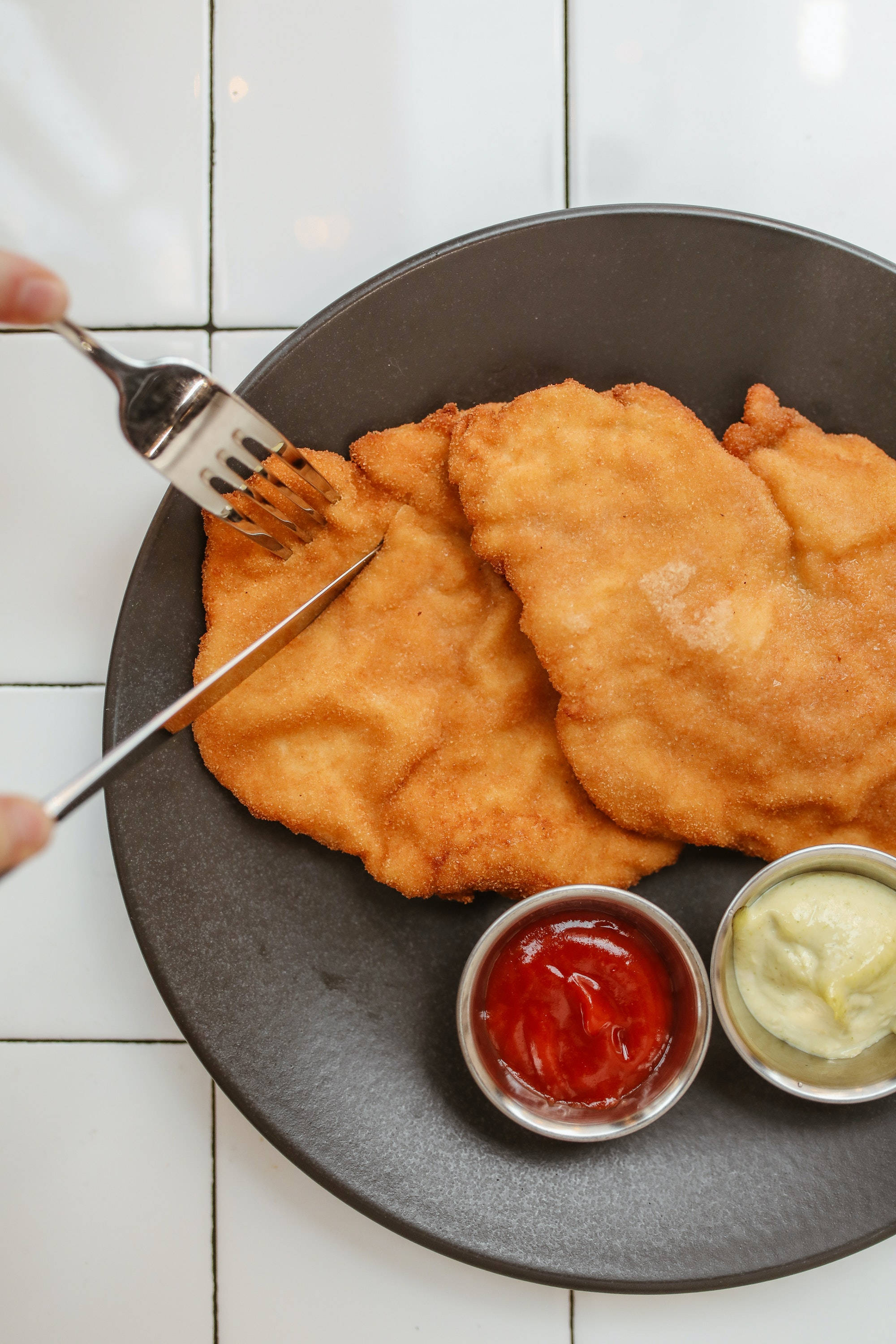 Wiener Schnitzel, golden-brown, breadcrust, 2K Phone Wallpaper