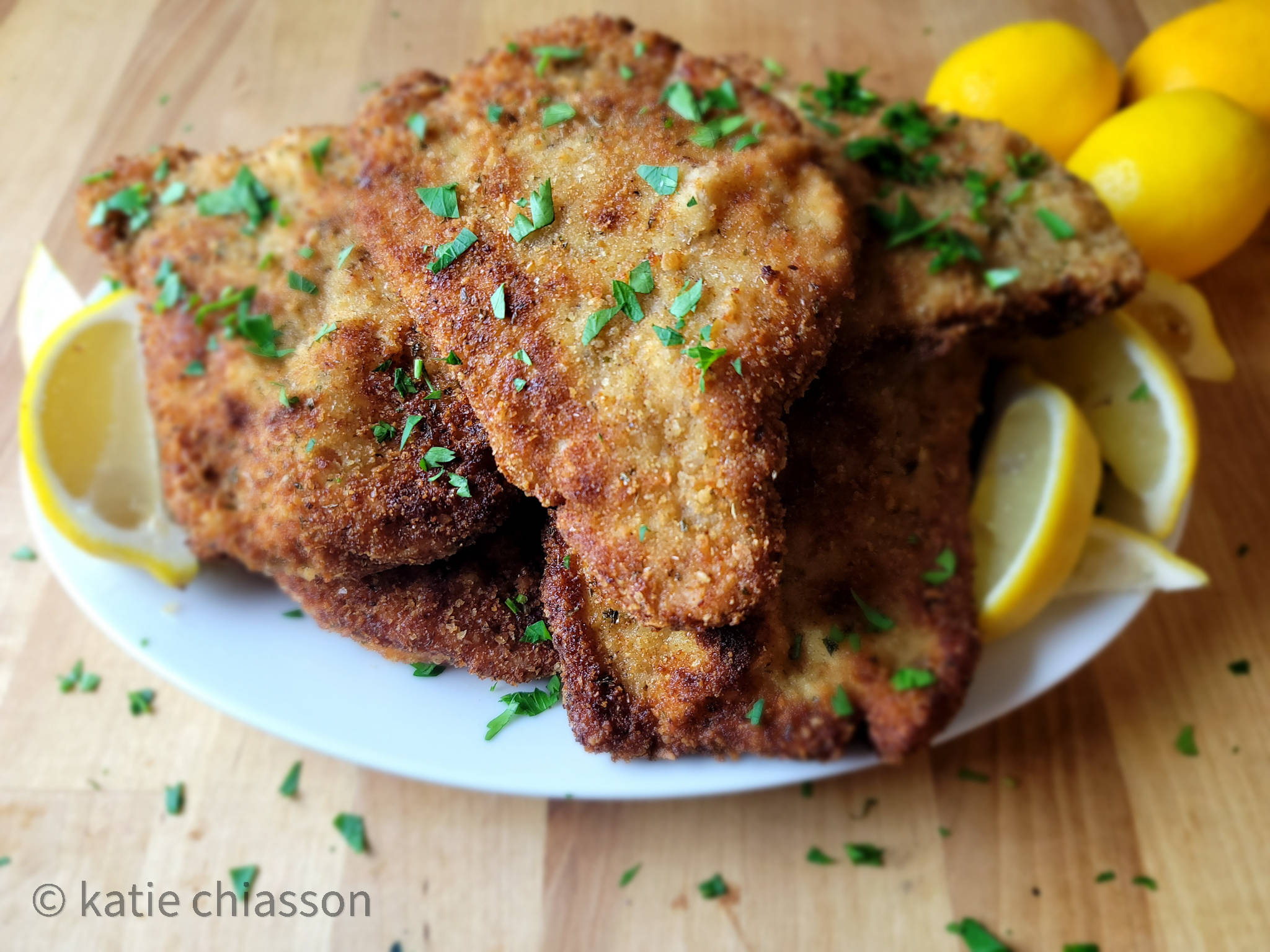 golden fried wiener schnitzel, crispy golden-brown breaded schnitzel, fresh parsley, Full HD Desktop Wallpaper