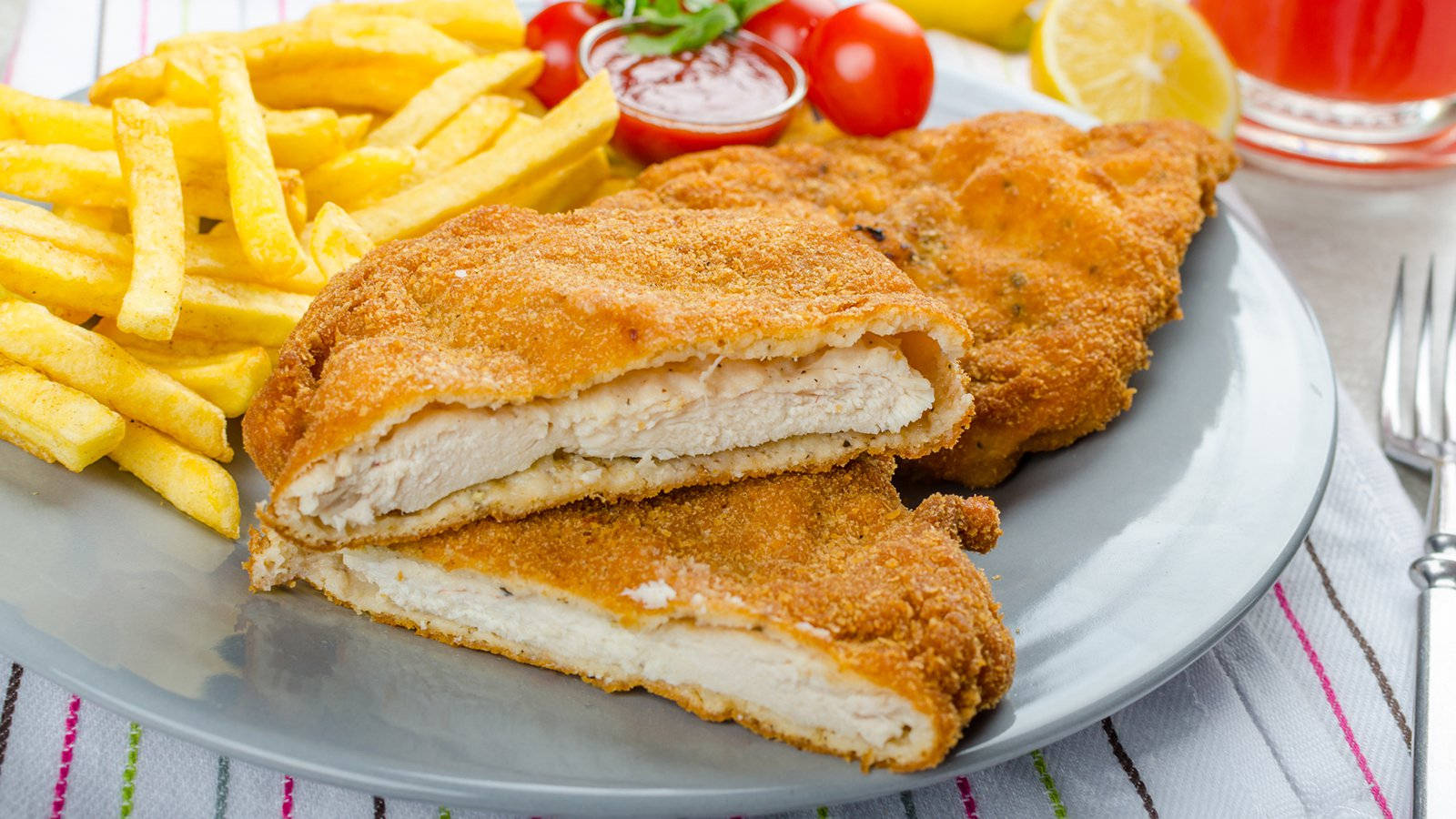fried wiener schnitzel, golden-brown breaded chicken cutlet, tender white meat, HD Desktop Wallpaper