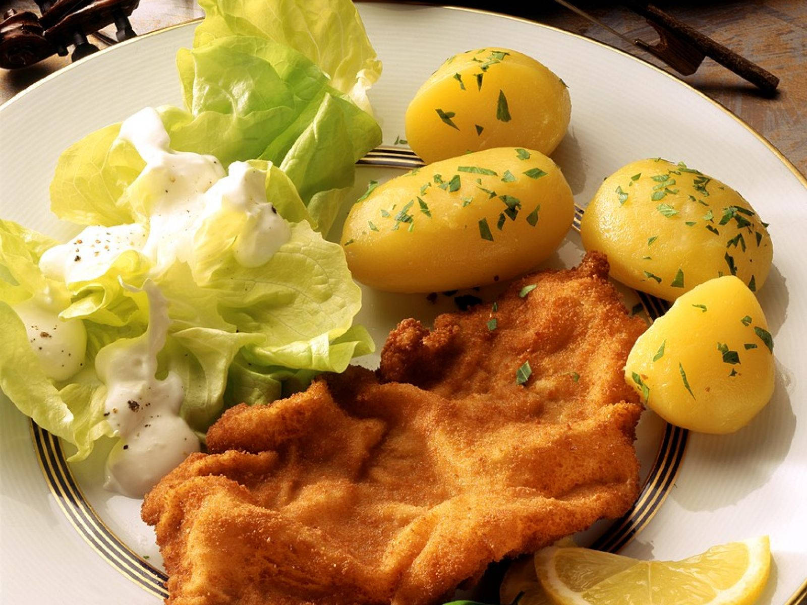 golden brown wiener schnitzel, boiled potatoes, lettuce salad, HD Desktop Wallpaper