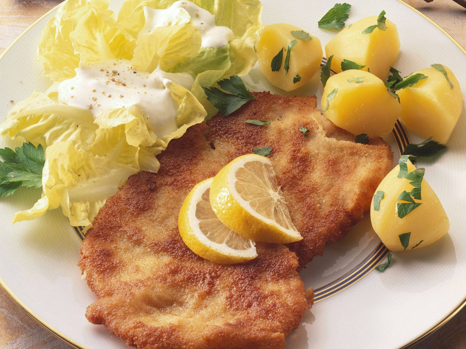 Wiener Schnitzel, green salad, lemon wedges, HD Desktop Wallpaper