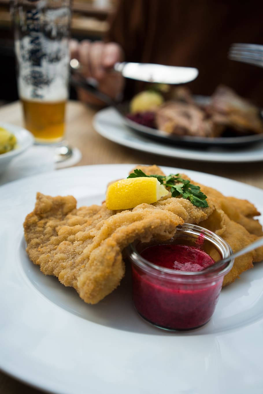 Wiener Schnitzel, cherry sauce, lemon wedge, HD Phone Wallpaper