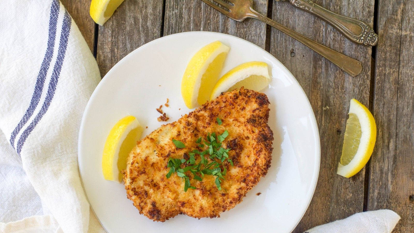 Wiener Schnitzel, golden-brown breaded chicken breast, fresh parsley, HD Desktop Wallpaper