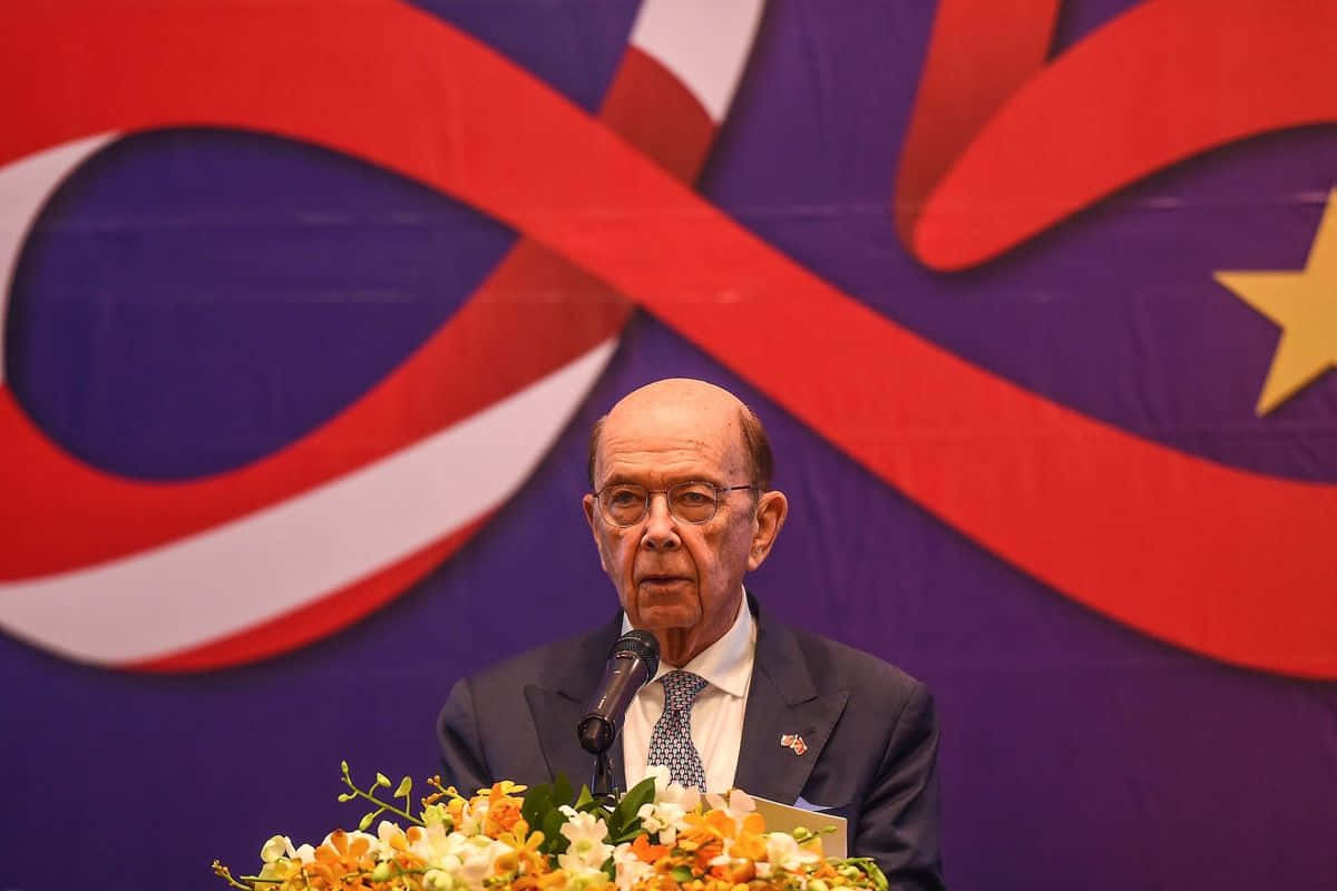 Wilbur Ross, podium, orange and white flowers, SD Desktop Wallpaper