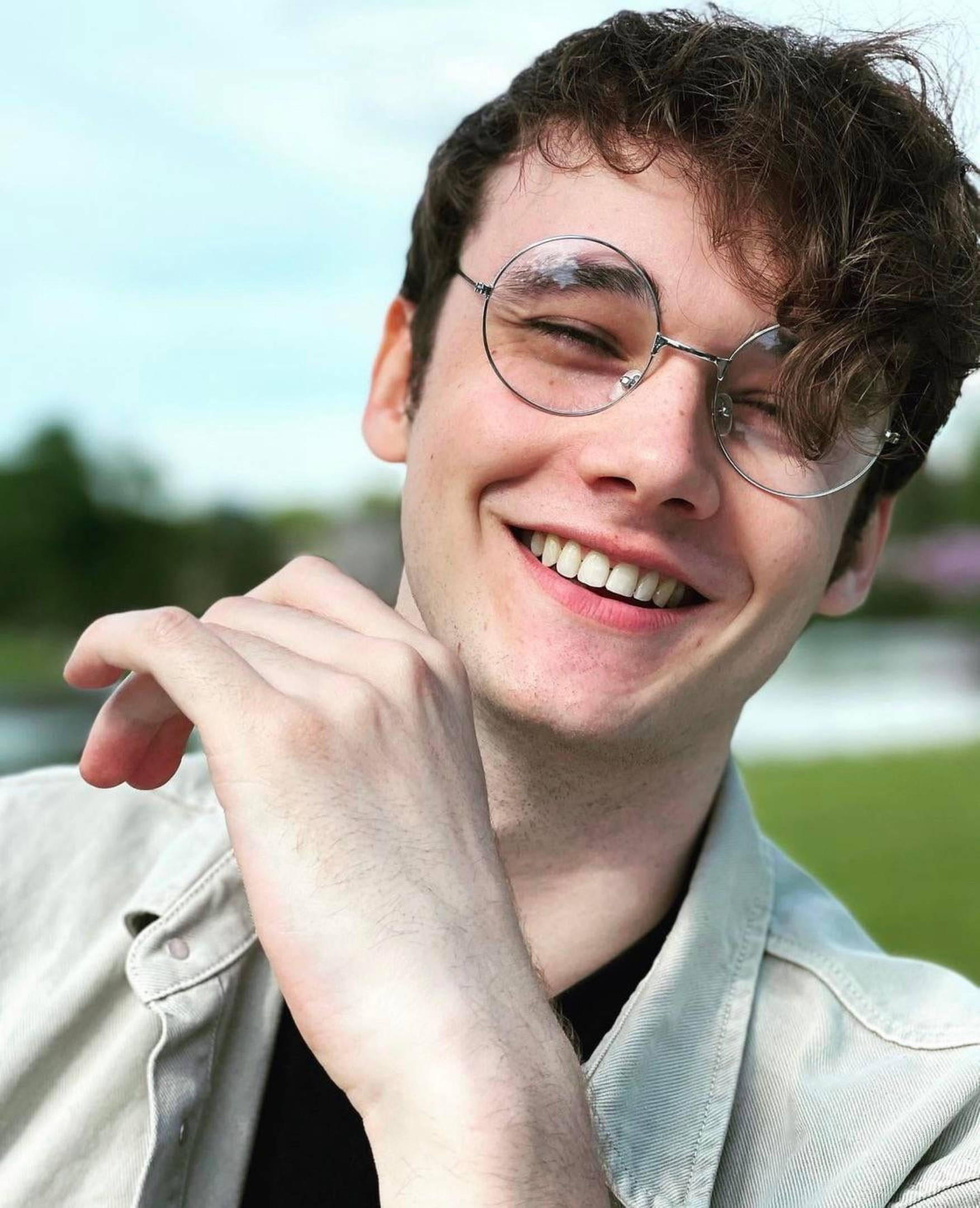 Wilbur Soot, glasses, curly brown hair, Full HD Phone Wallpaper