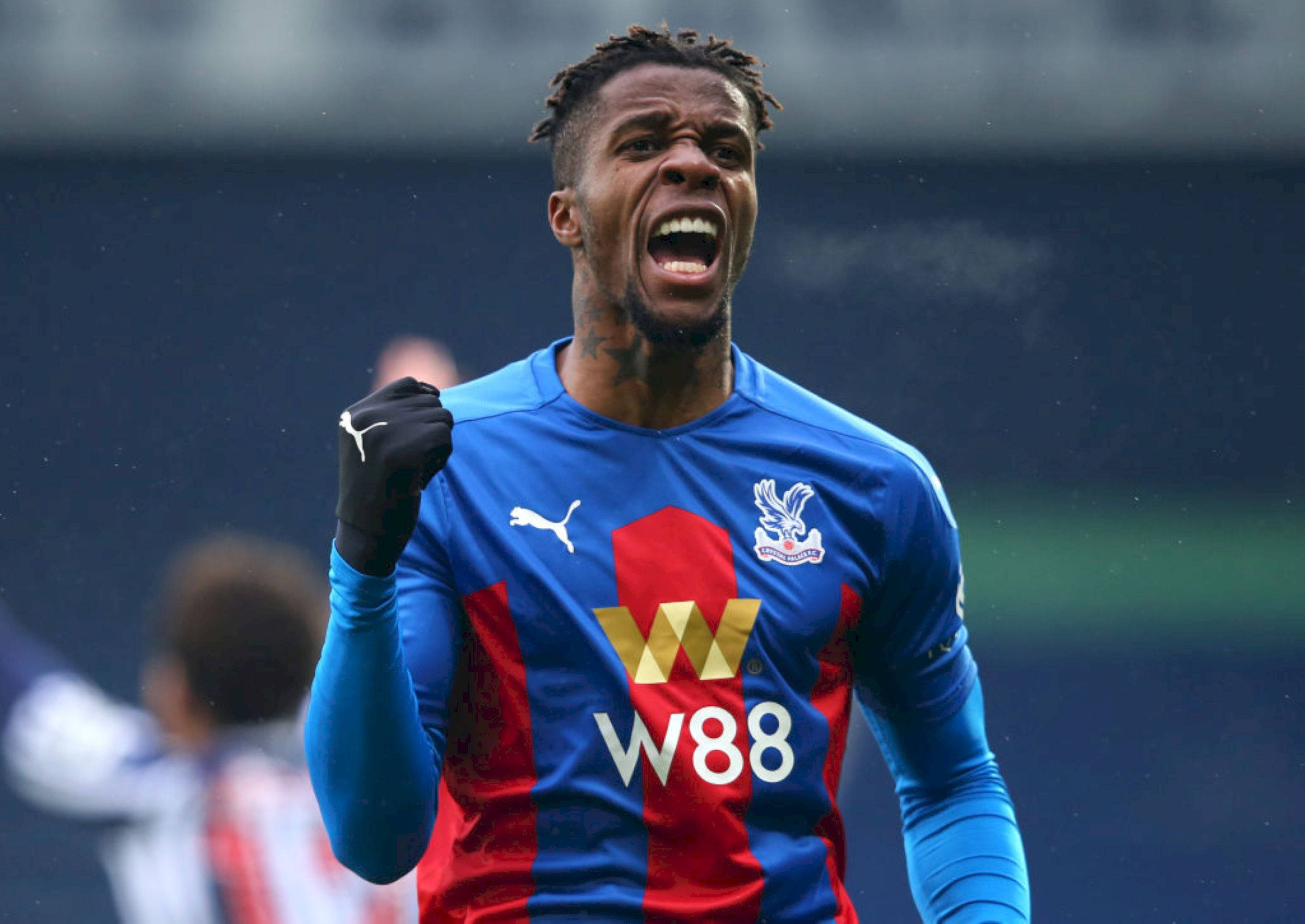 Wilfried Zaha, blue and red striped jersey, rainy pitch, Full HD Desktop Wallpaper