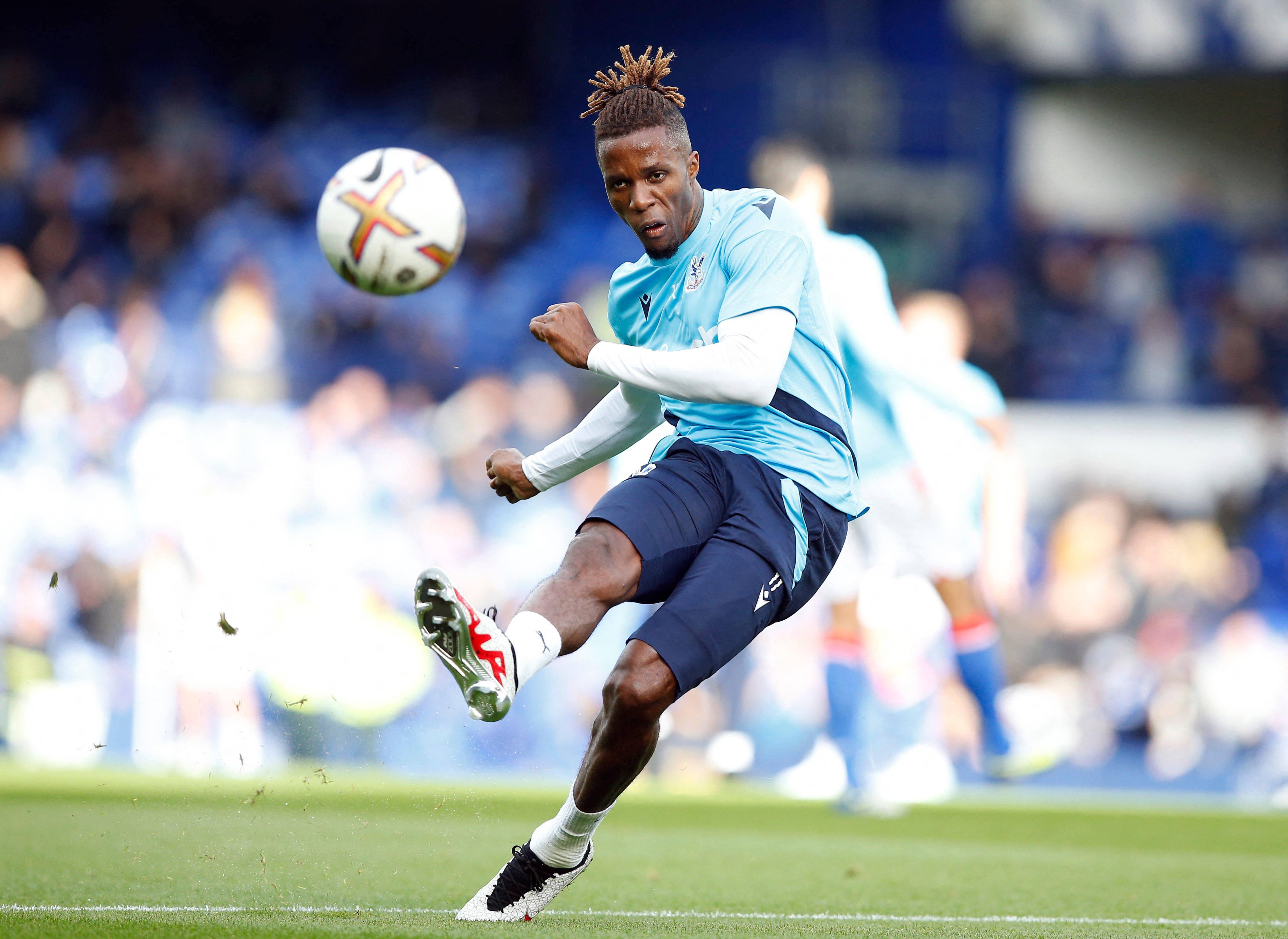 Wilfried Zaha, light blue jersey, white ball, 4K Desktop Wallpaper