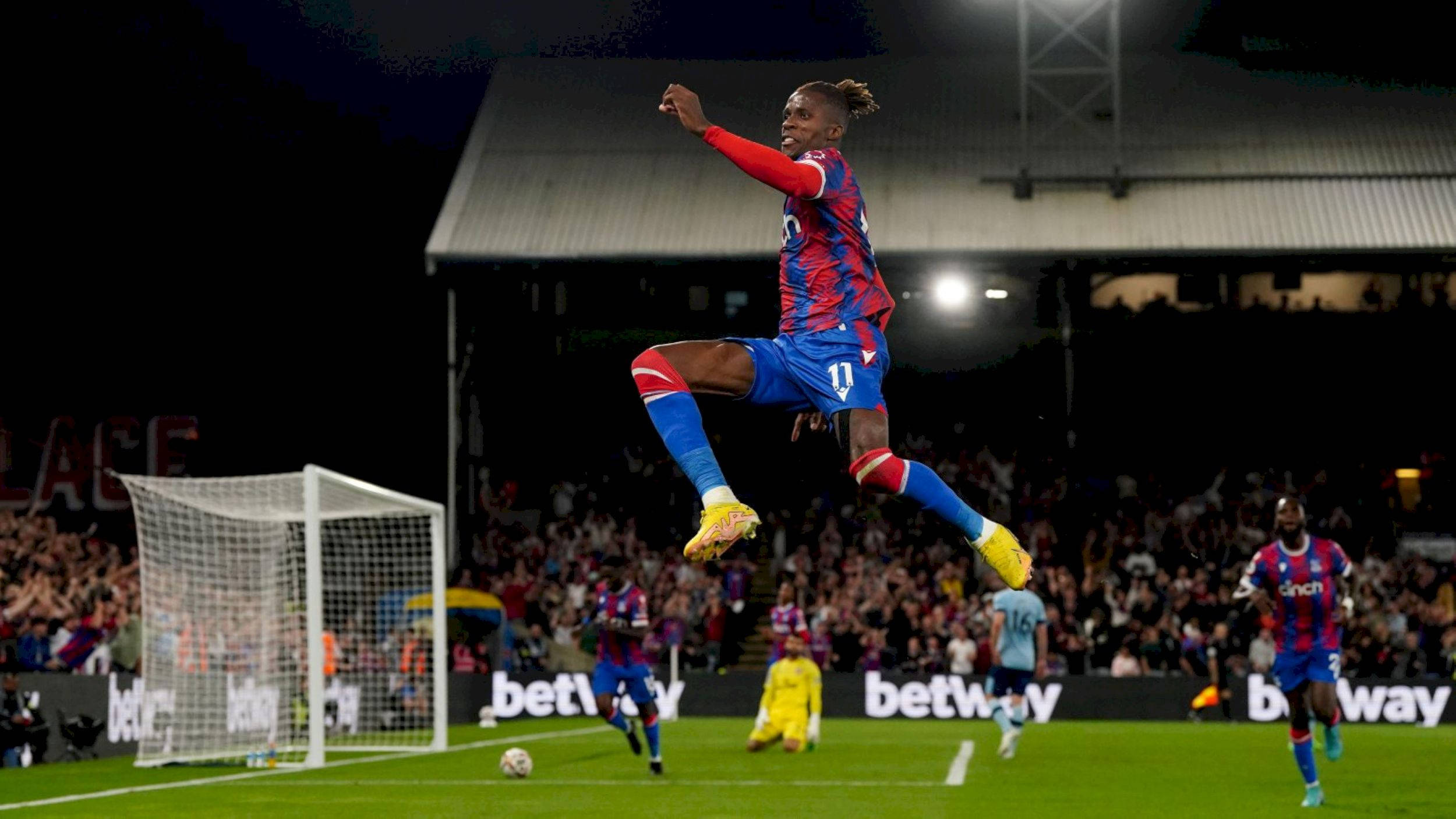 Wilfried Zaha, stadium lights, cheering crowd, Full HD Desktop Wallpaper