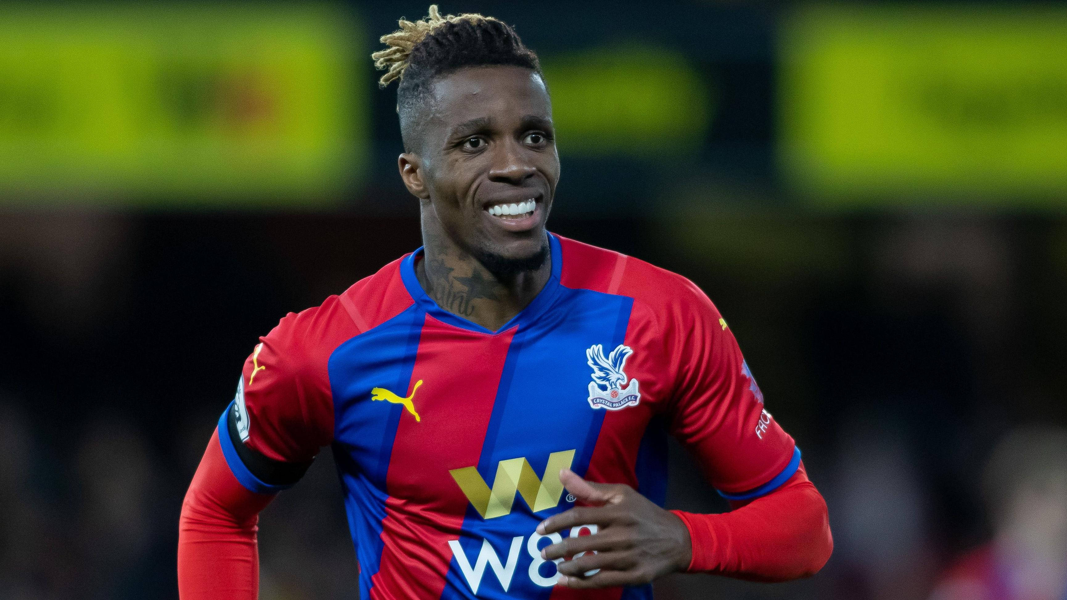 Wilfried Zaha, red and blue Crystal Palace jersey, stadium lights, 2K Desktop Wallpaper