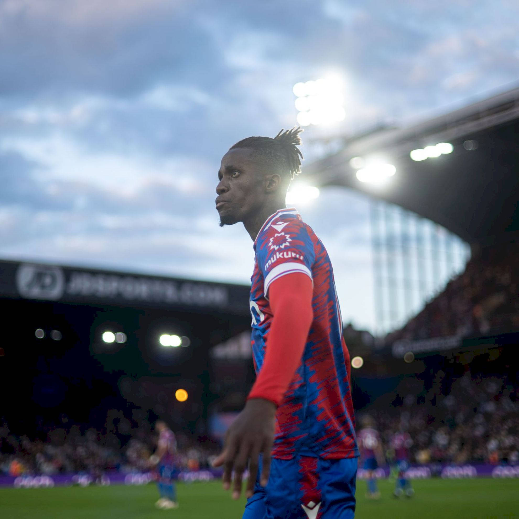 Wilfried Zaha, football stadium, red and blue kit, Full HD Desktop Wallpaper