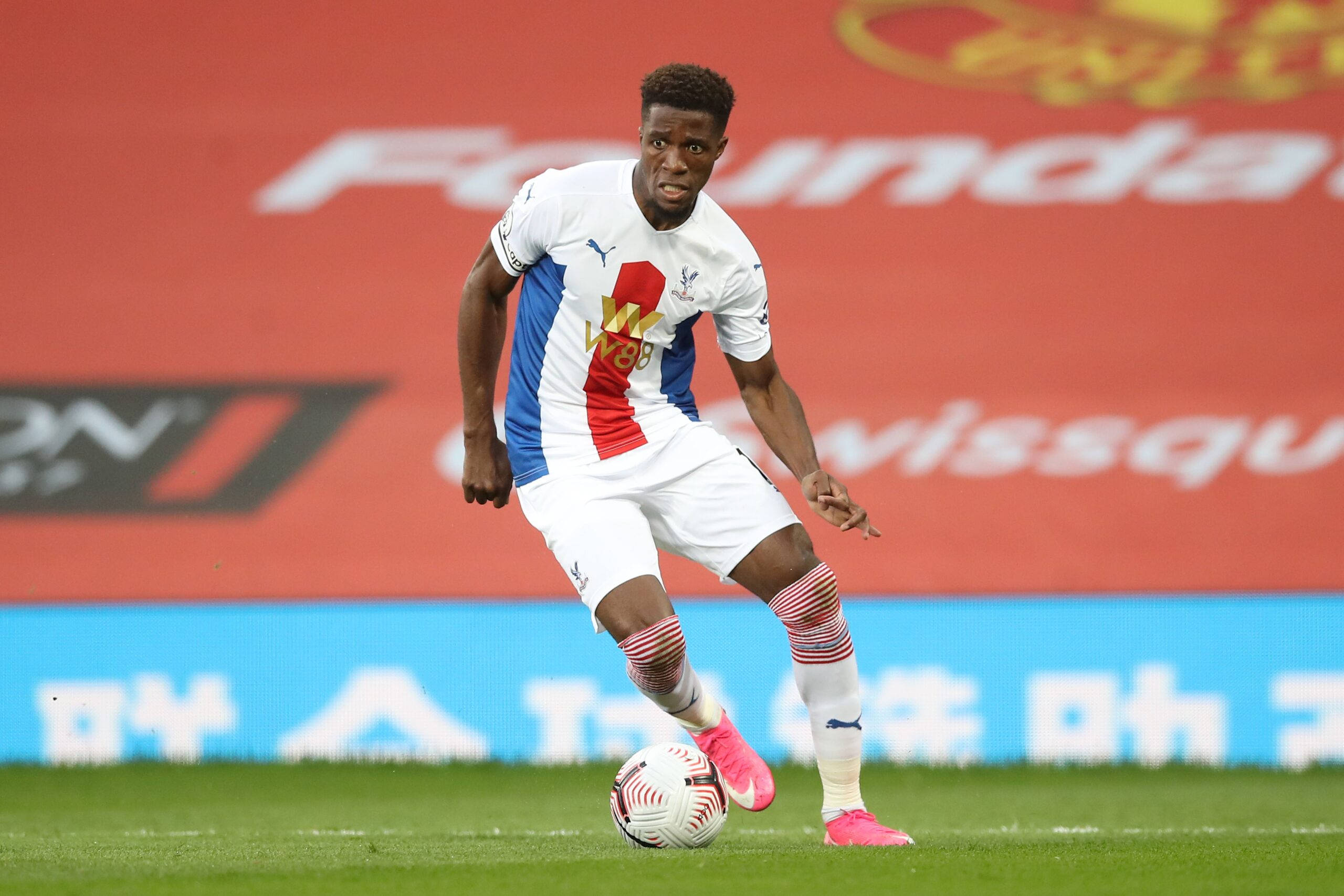 Wilfried Zaha, white blue and red kit, vibrant green pitch, 2K Desktop Wallpaper