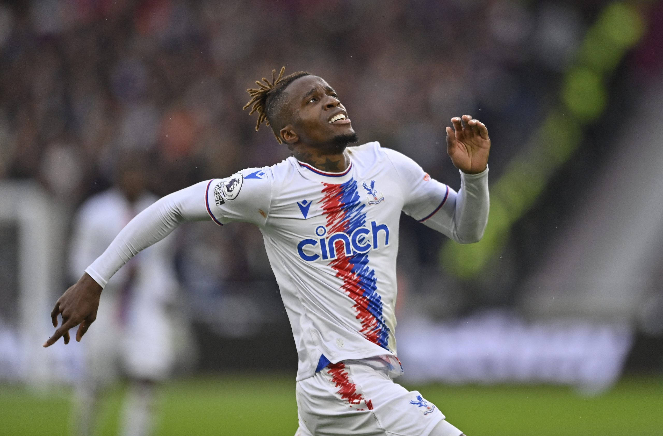 Wilfried Zaha, white jersey, red blue stripes, 2K Desktop Wallpaper