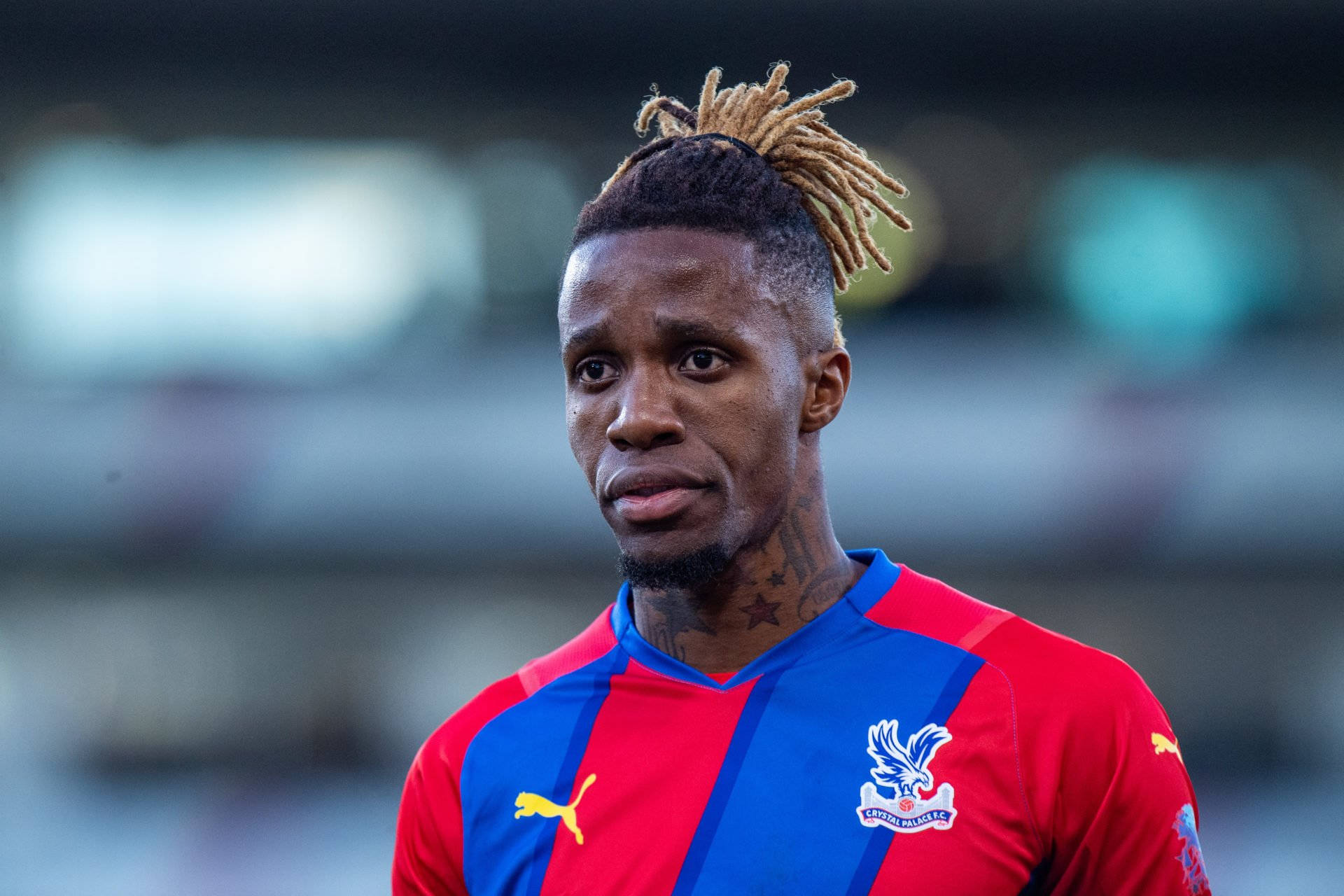 Wilfried Zaha, red and blue Crystal Palace jersey, braided hair, Full HD Desktop Wallpaper