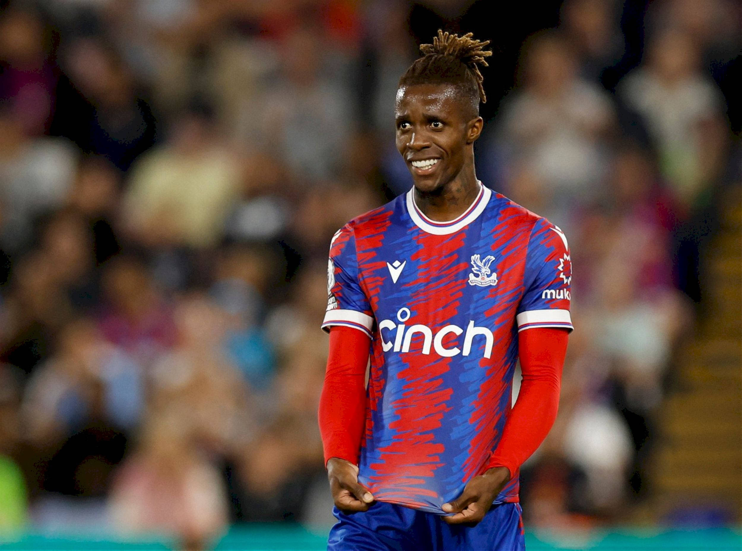 Wilfried Zaha, red and blue patterned jersey, brightly lit pitch, Full HD Desktop Wallpaper