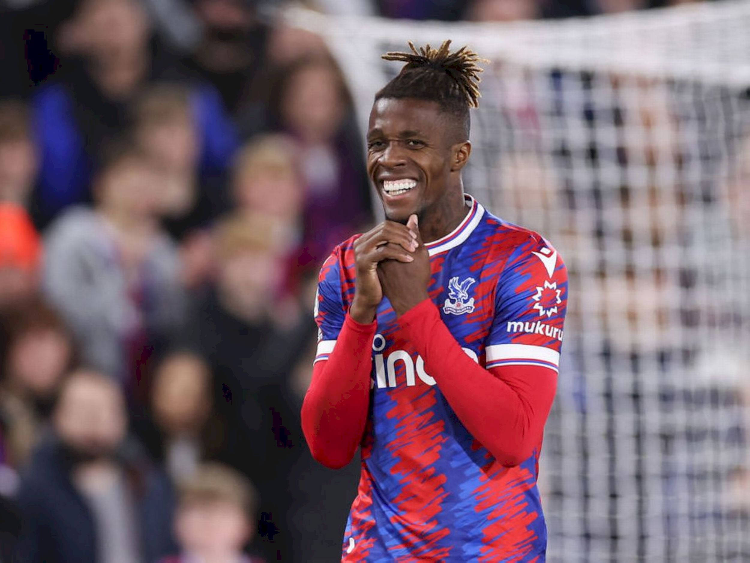 Wilfried Zaha, red and blue kit, stadium pitch, Full HD Desktop Wallpaper