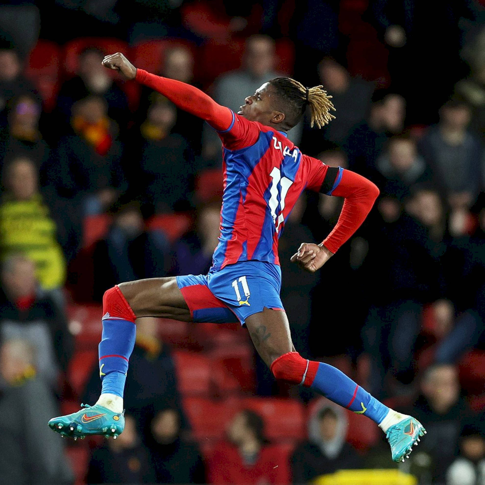 Wilfried Zaha, red and blue kit, stadium crowd, Full HD Desktop Wallpaper