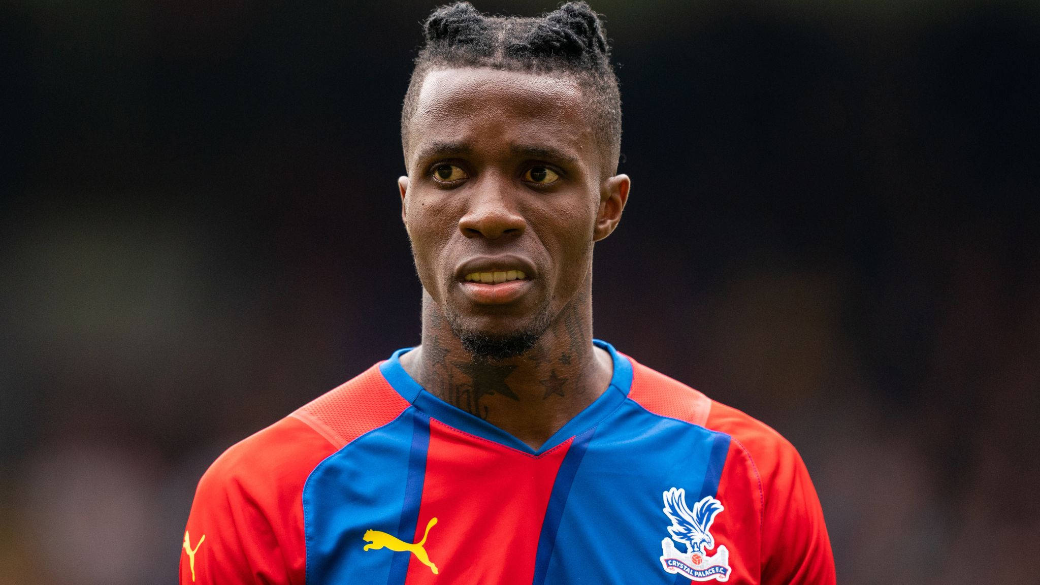 Wilfried Zaha, intricate braids, red and blue Crystal Palace jersey, Full HD Desktop Wallpaper