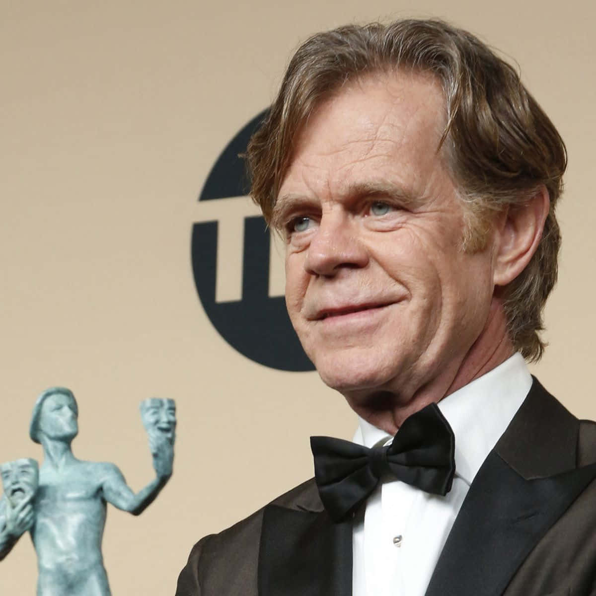 William H. Macy, black tuxedo, bow tie, SD Desktop Wallpaper