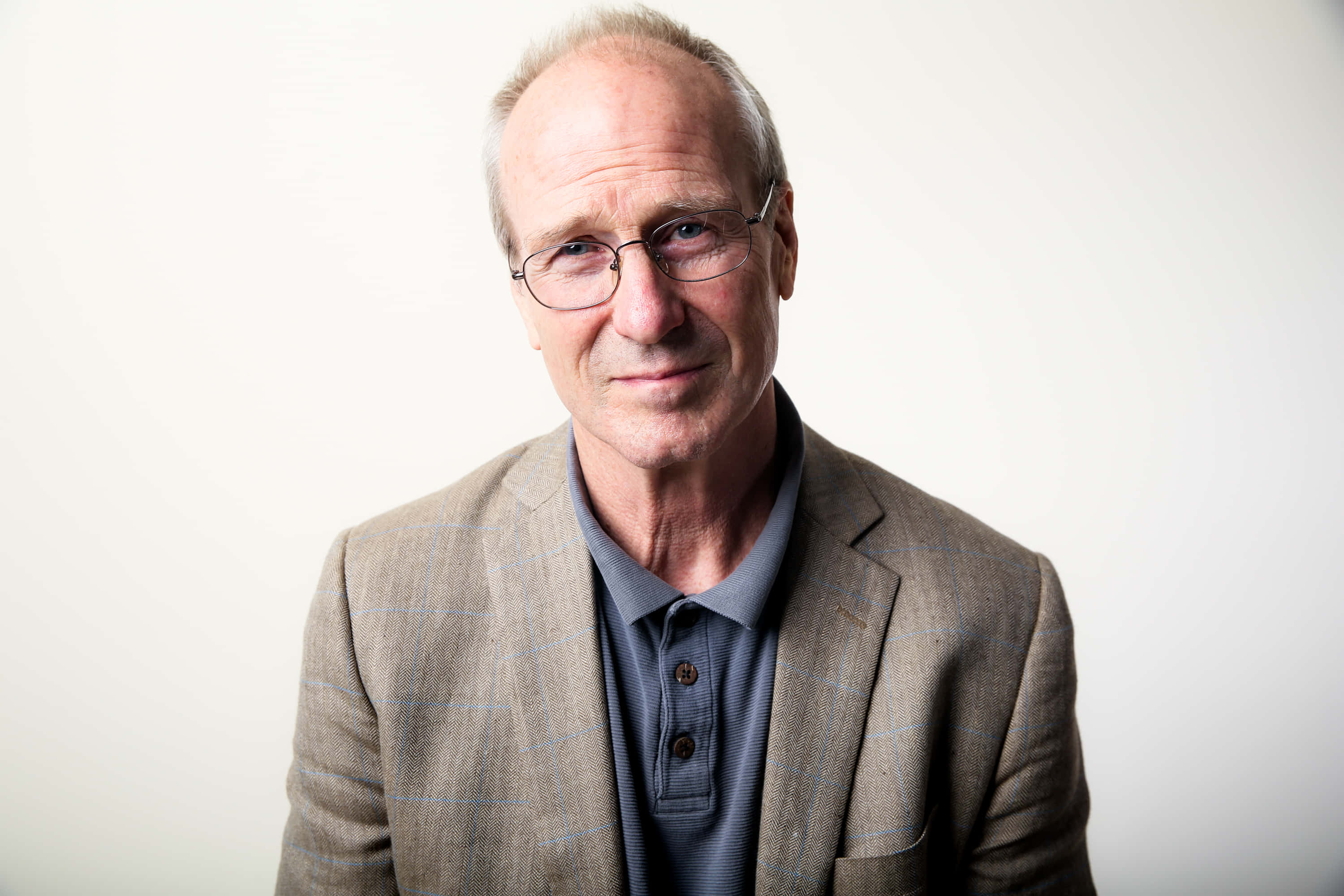 William Hurt, tweed blazer, polo shirt, 2K Desktop Wallpaper