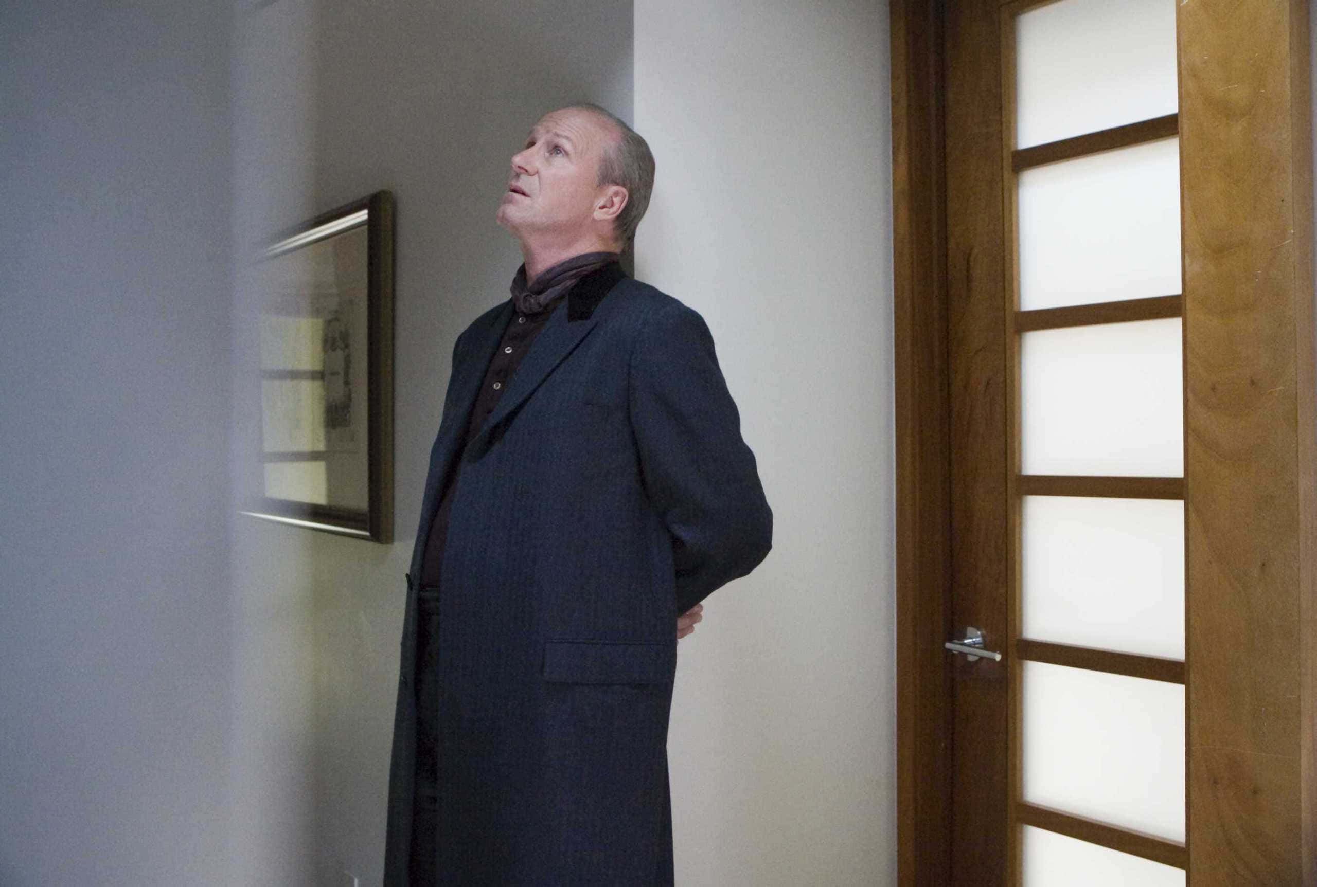 William Hurt, dark coat, hallway, 2K Desktop Wallpaper