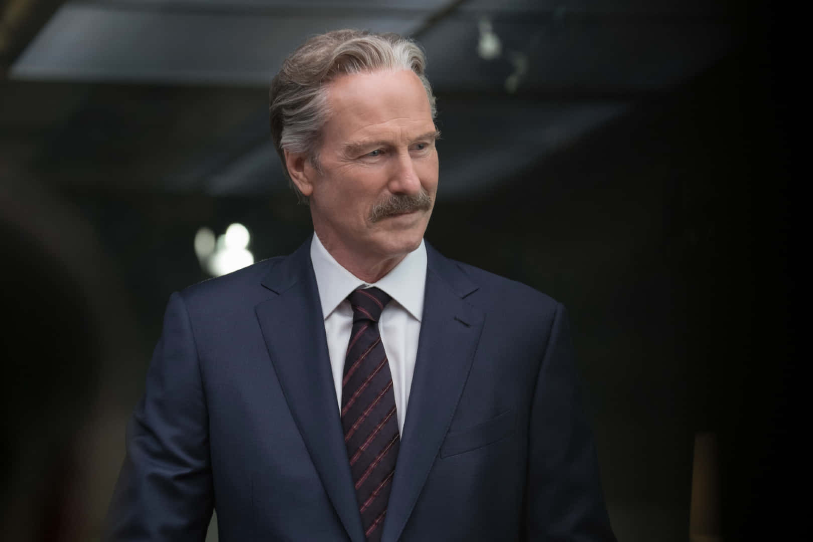 William Hurt, dark suit, striped tie, HD Desktop Wallpaper