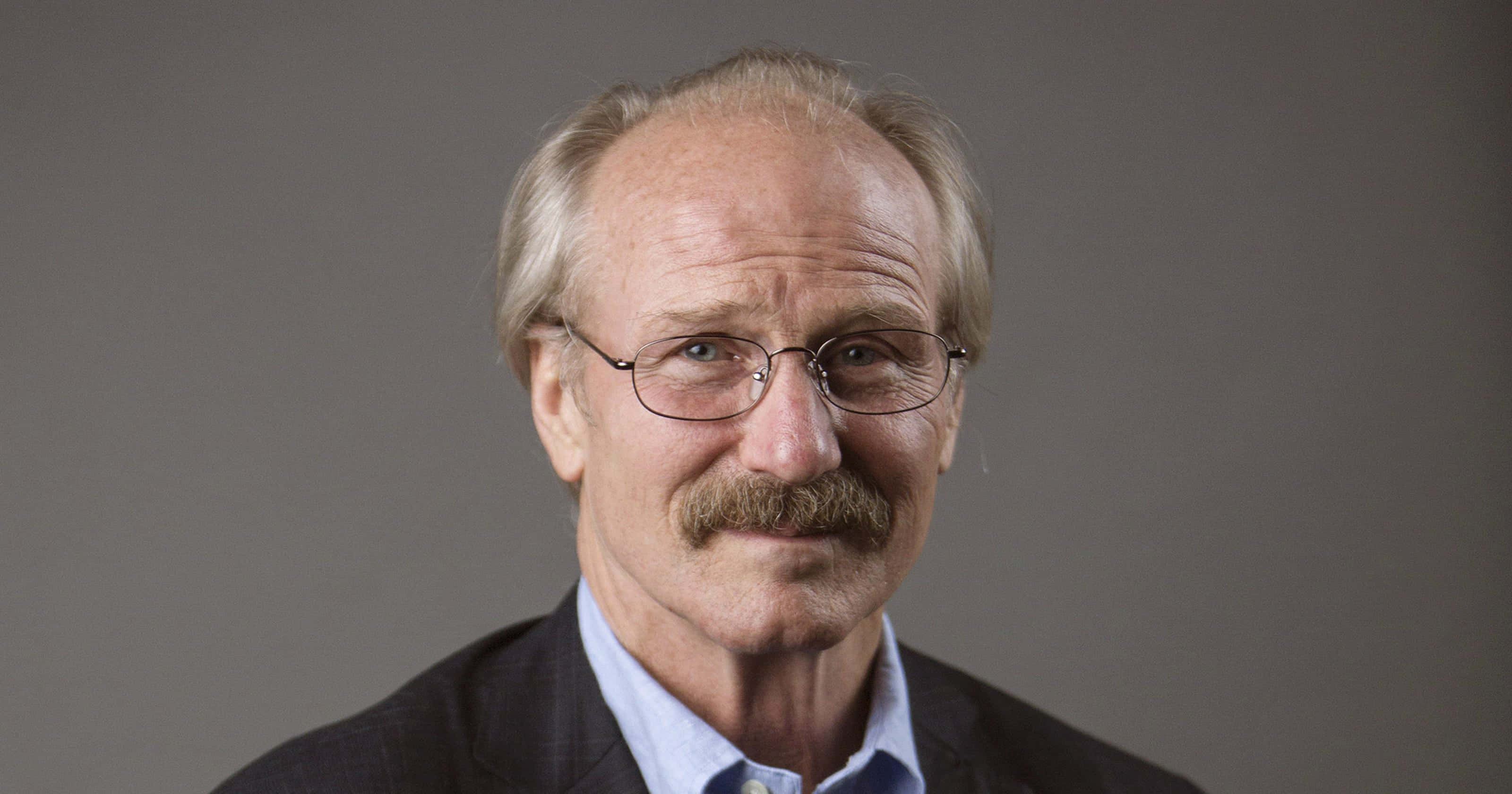 William Hurt, gray background, suit, 2K Desktop Wallpaper