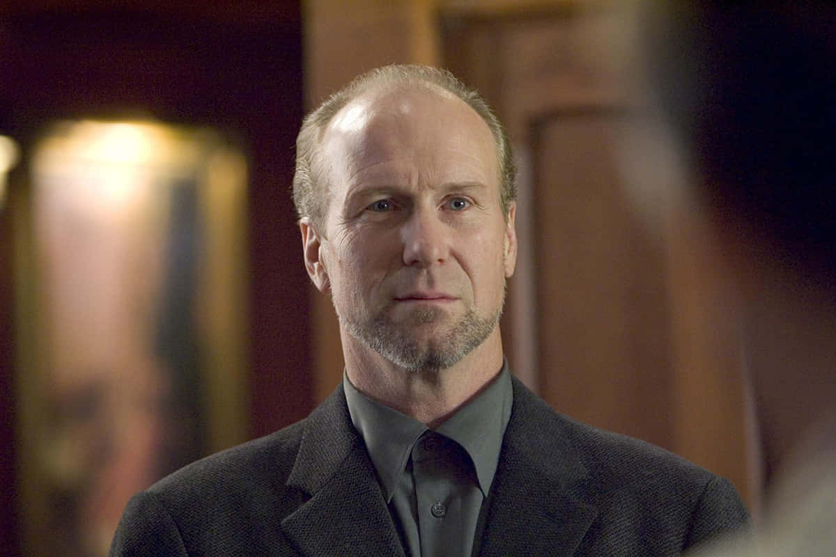 William Hurt, dark suit, grey shirt, SD Desktop Wallpaper