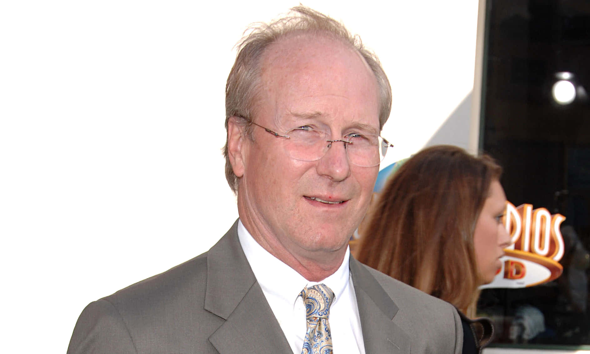 William Hurt, gray suit, patterned tie, HD Desktop Wallpaper