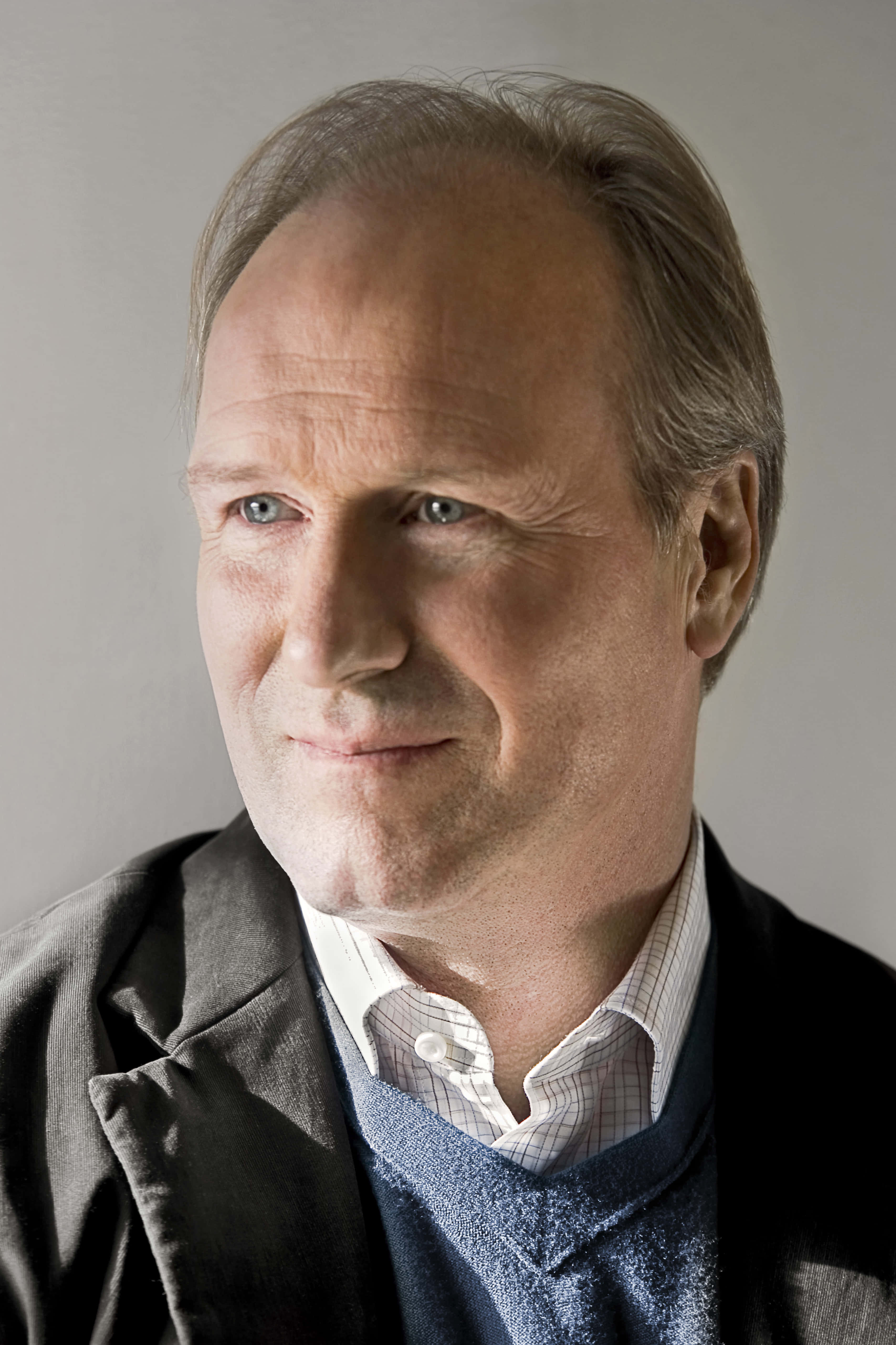 William Hurt, blue eyes, dark jacket, 5K Phone Wallpaper