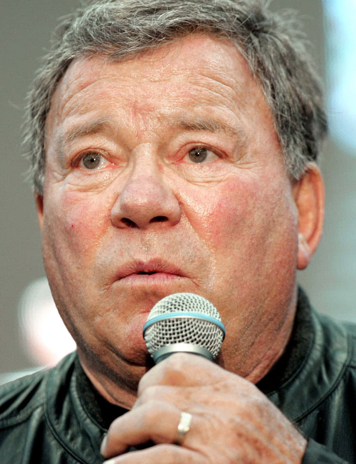 William Shatner, microphone, middle-aged man, HD Phone Wallpaper