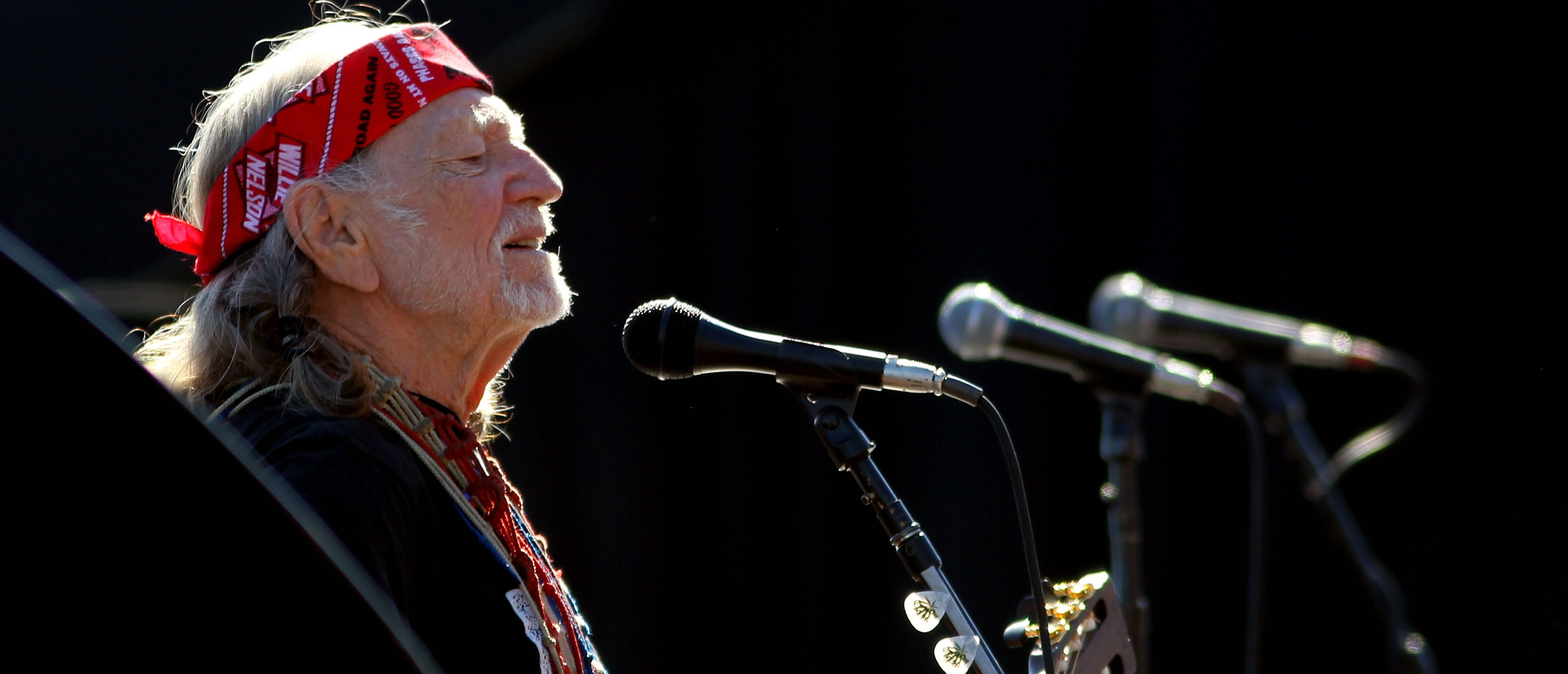 Willie Nelson, red bandana, microphone, 4K Desktop Wallpaper
