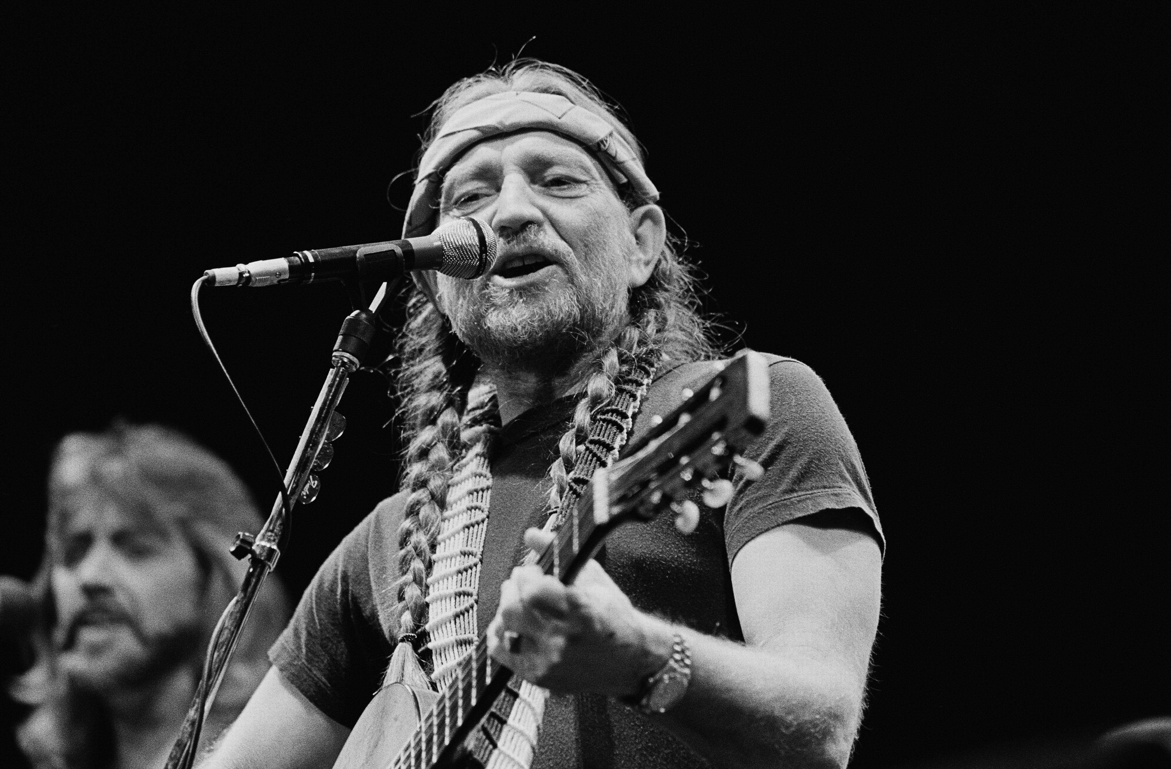 Willie Nelson, guitar, microphone, 4K Desktop Wallpaper