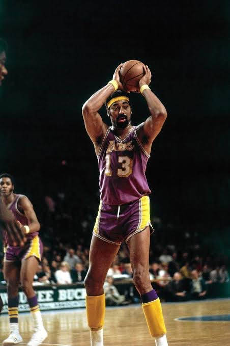Wilt Chamberlain, purple and gold Lakers jersey, free throw, SD Phone Wallpaper