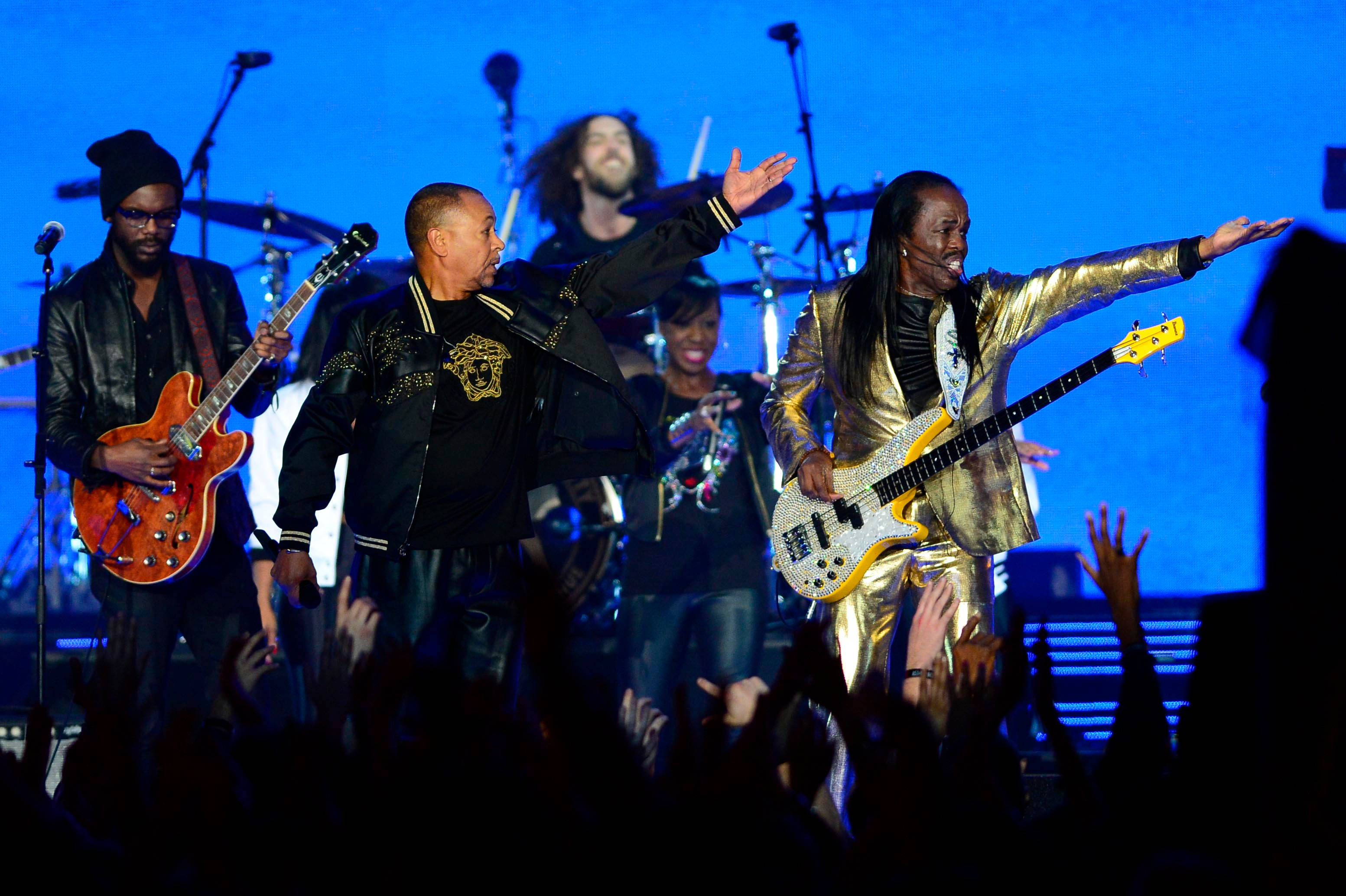 Earth, Wind And Fire, half-time show, blue lights, 2K Desktop Wallpaper