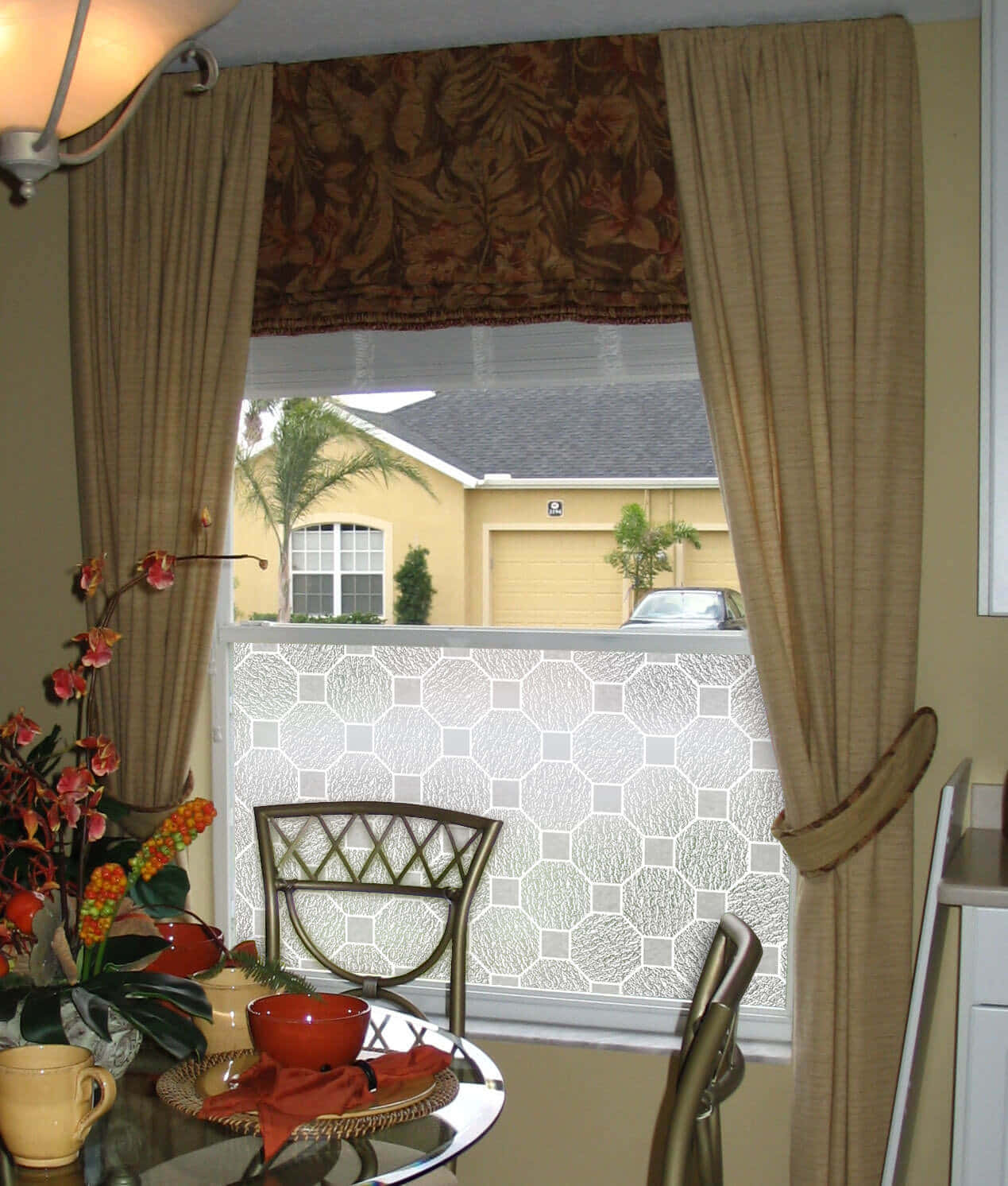 dining nook, patterned curtains, glass table, HD Phone Wallpaper