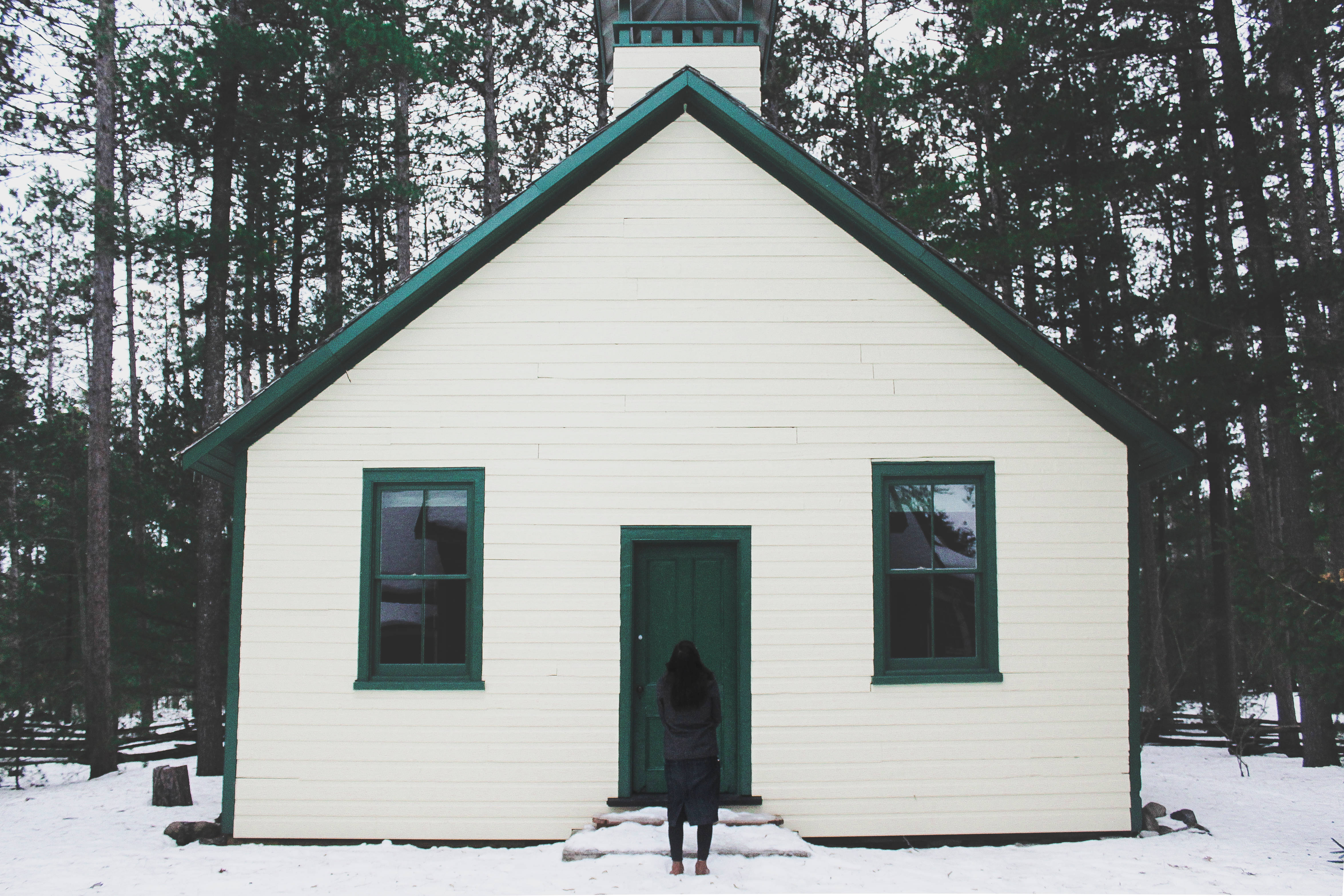 cabin in woods, windows winter, white chapel, 4K Desktop Wallpaper