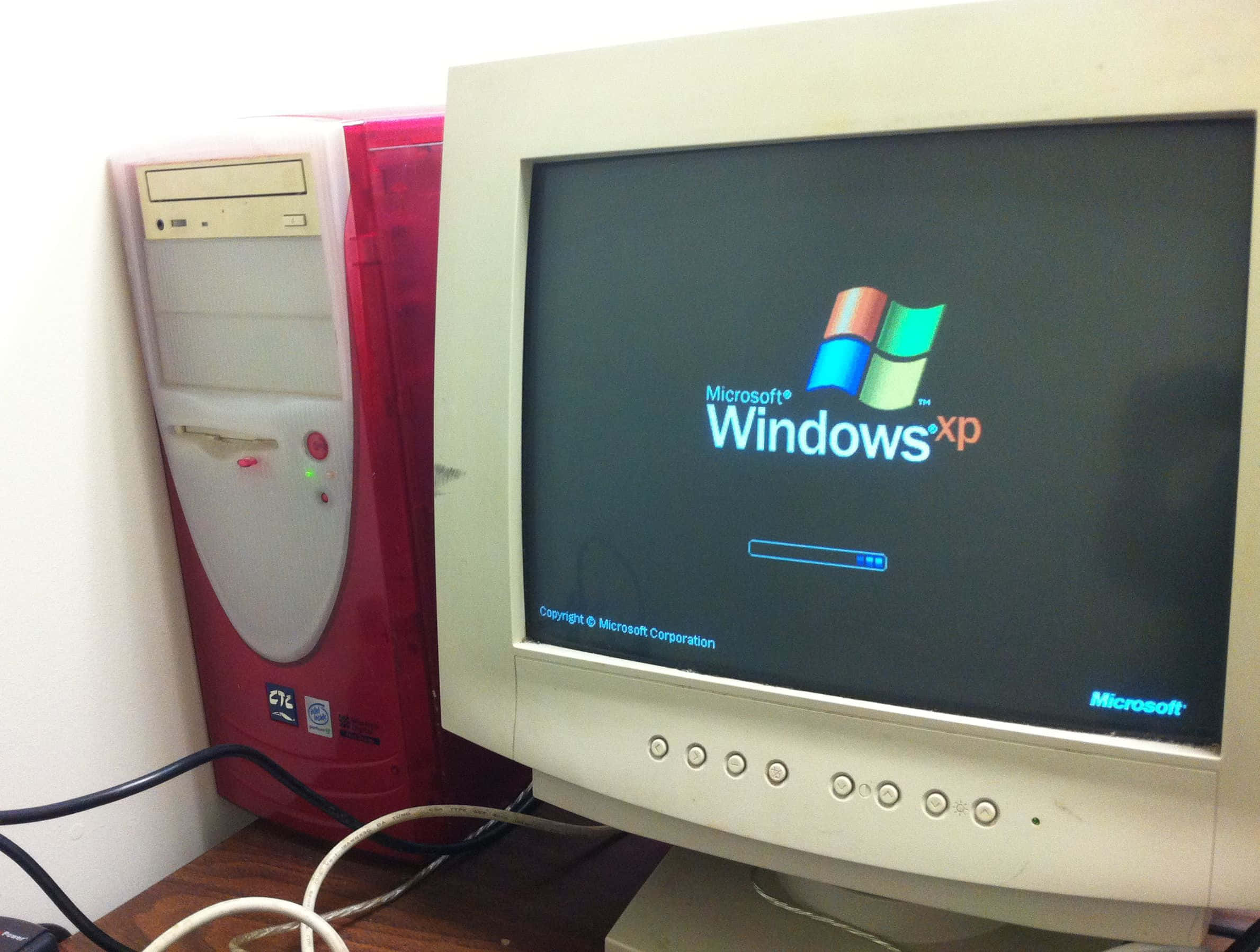 Windows XP, beige CRT monitor, red and white desktop tower, Full HD Desktop Wallpaper