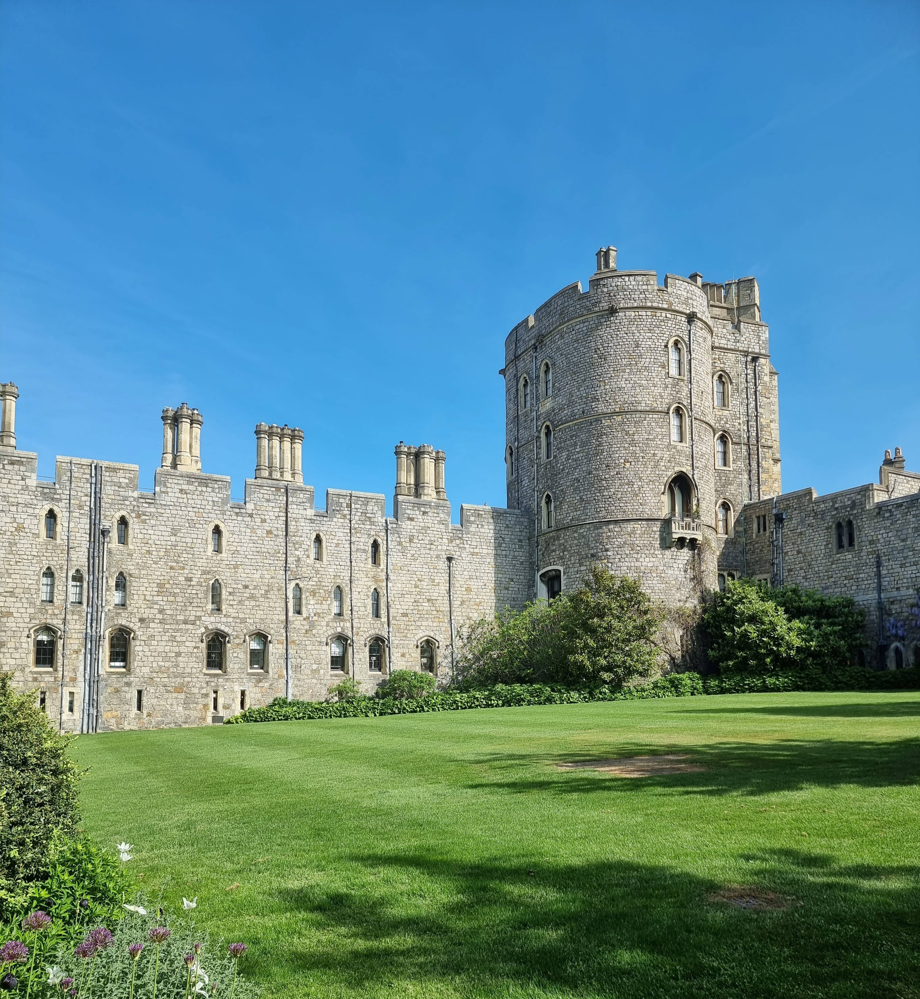 Windsor Castle, round tower, clear blue sky, 2K Phone Wallpaper