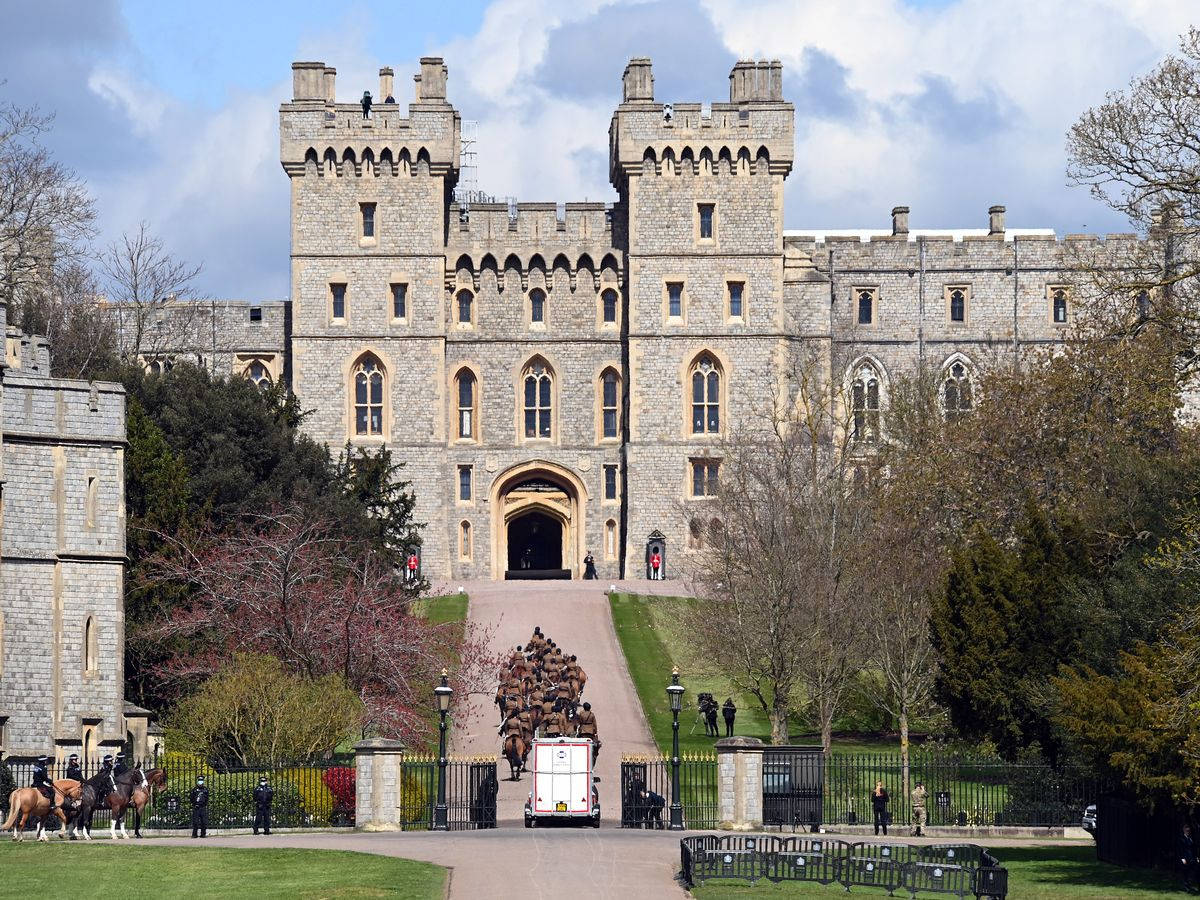 Windsor Castle, mounted guards, turrets, SD Desktop Wallpaper