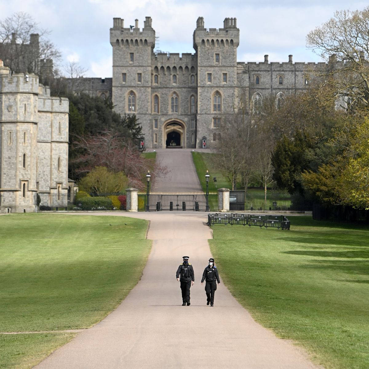 Windsor Castle, paved path, grand stone entrance, SD Desktop Wallpaper