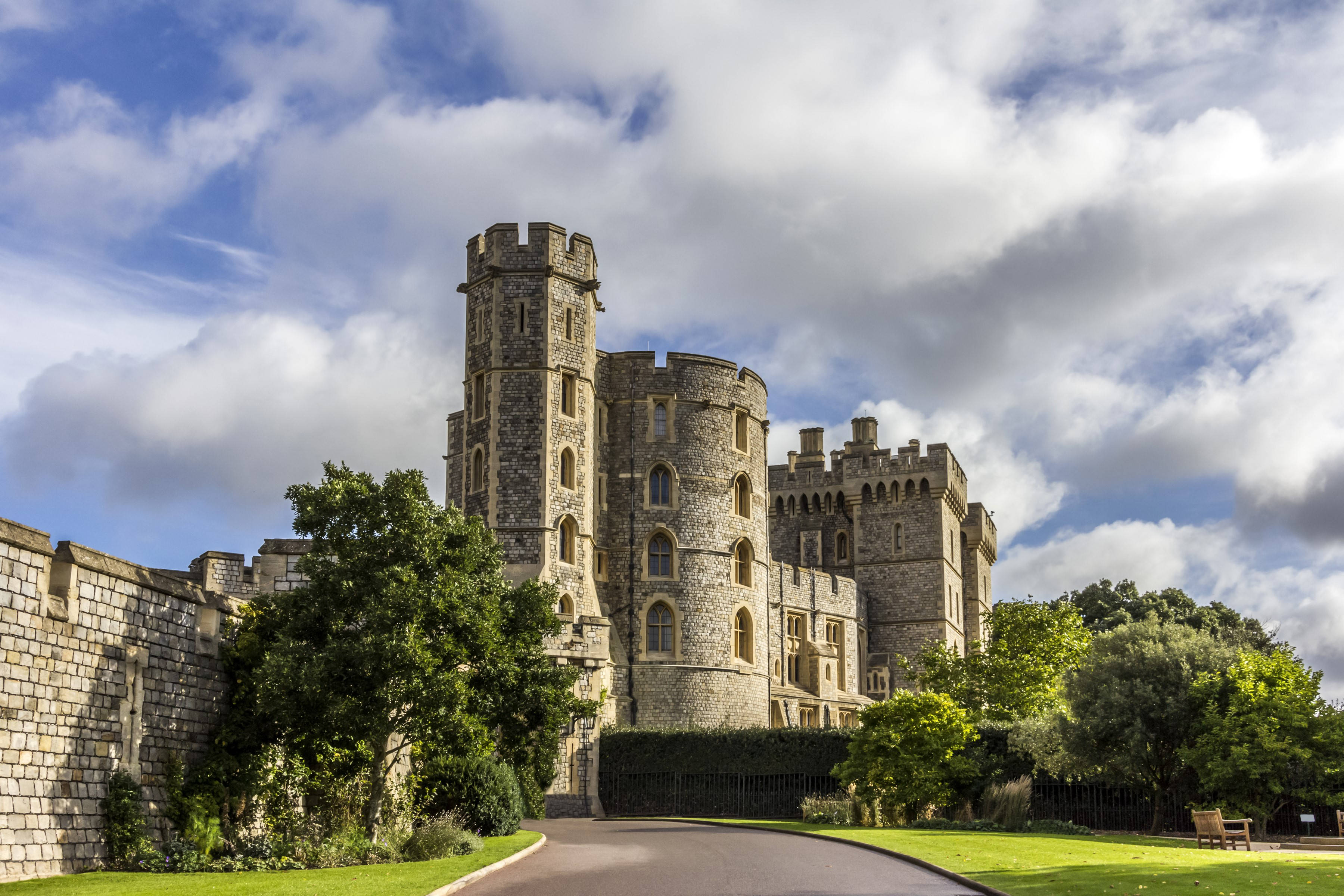 Windsor Castle, cloudy blue sky, turrets, 2K Desktop Wallpaper