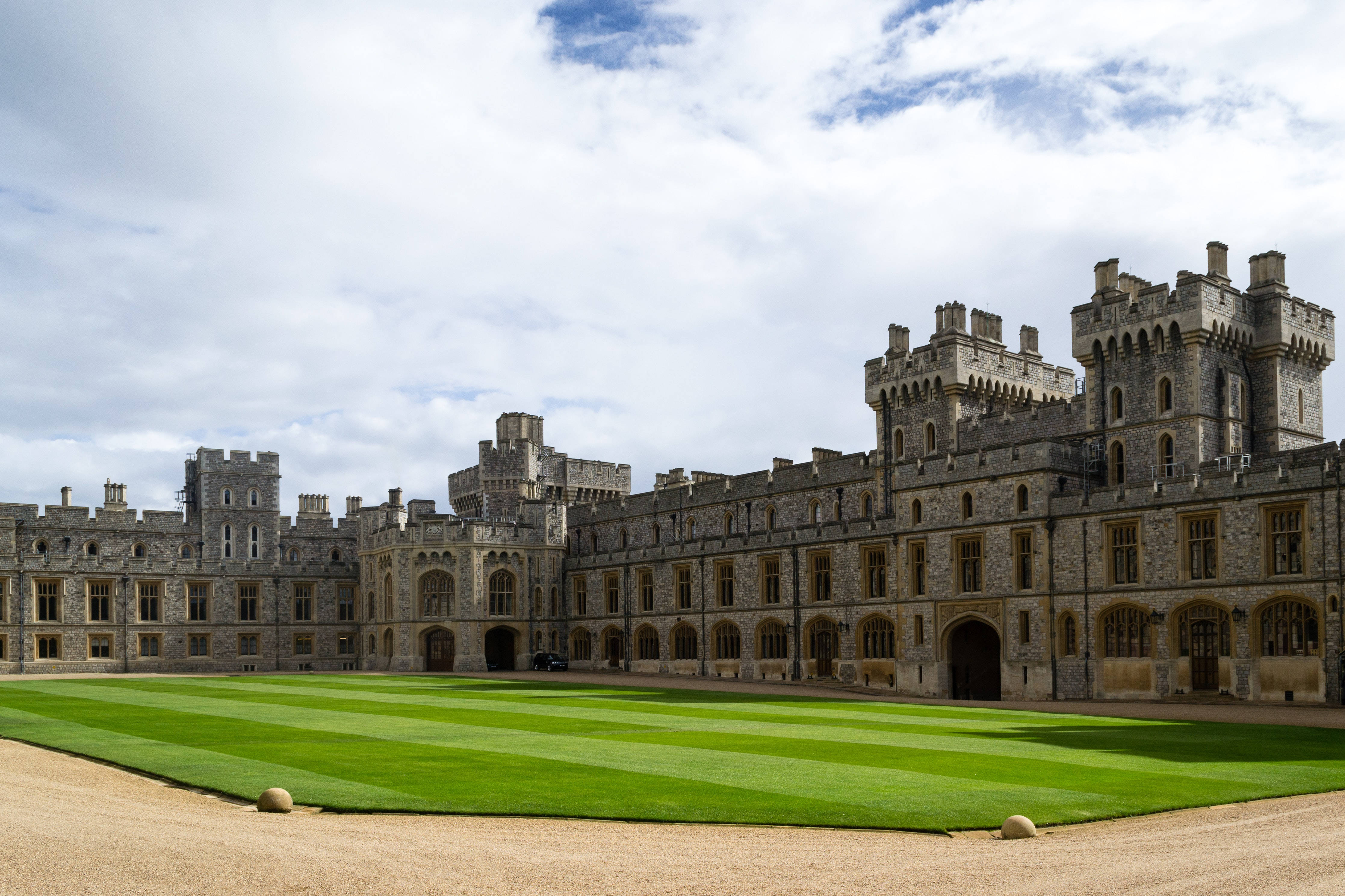 Windsor Castle, picturesque courtyard, stone towers, 4K Desktop Wallpaper