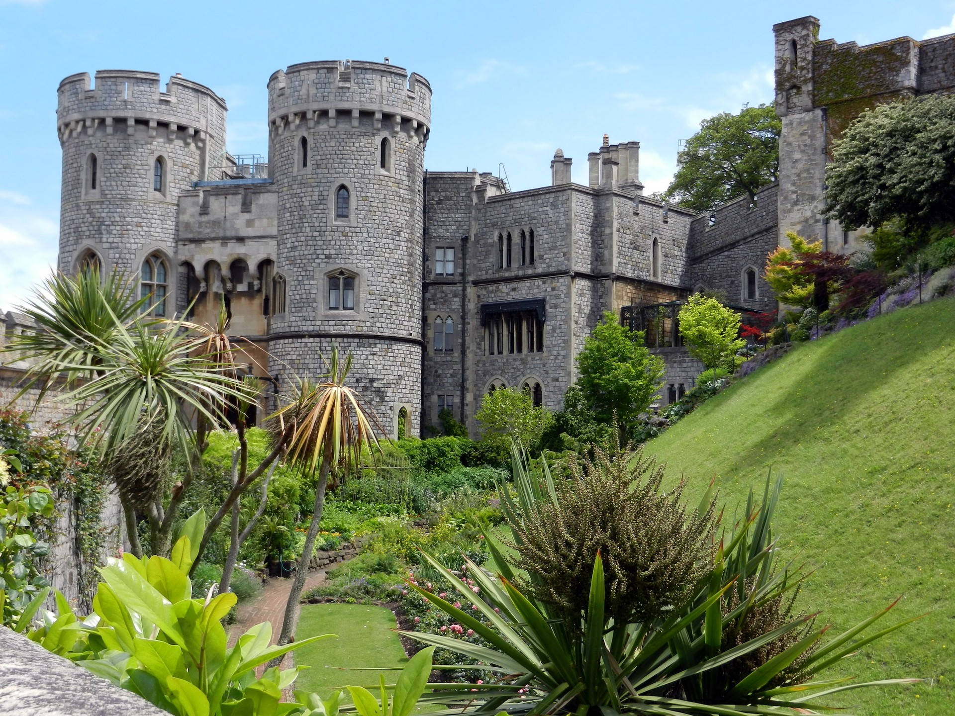 Windsor Castle, lush green hill, vibrant gardens, Full HD Desktop Wallpaper