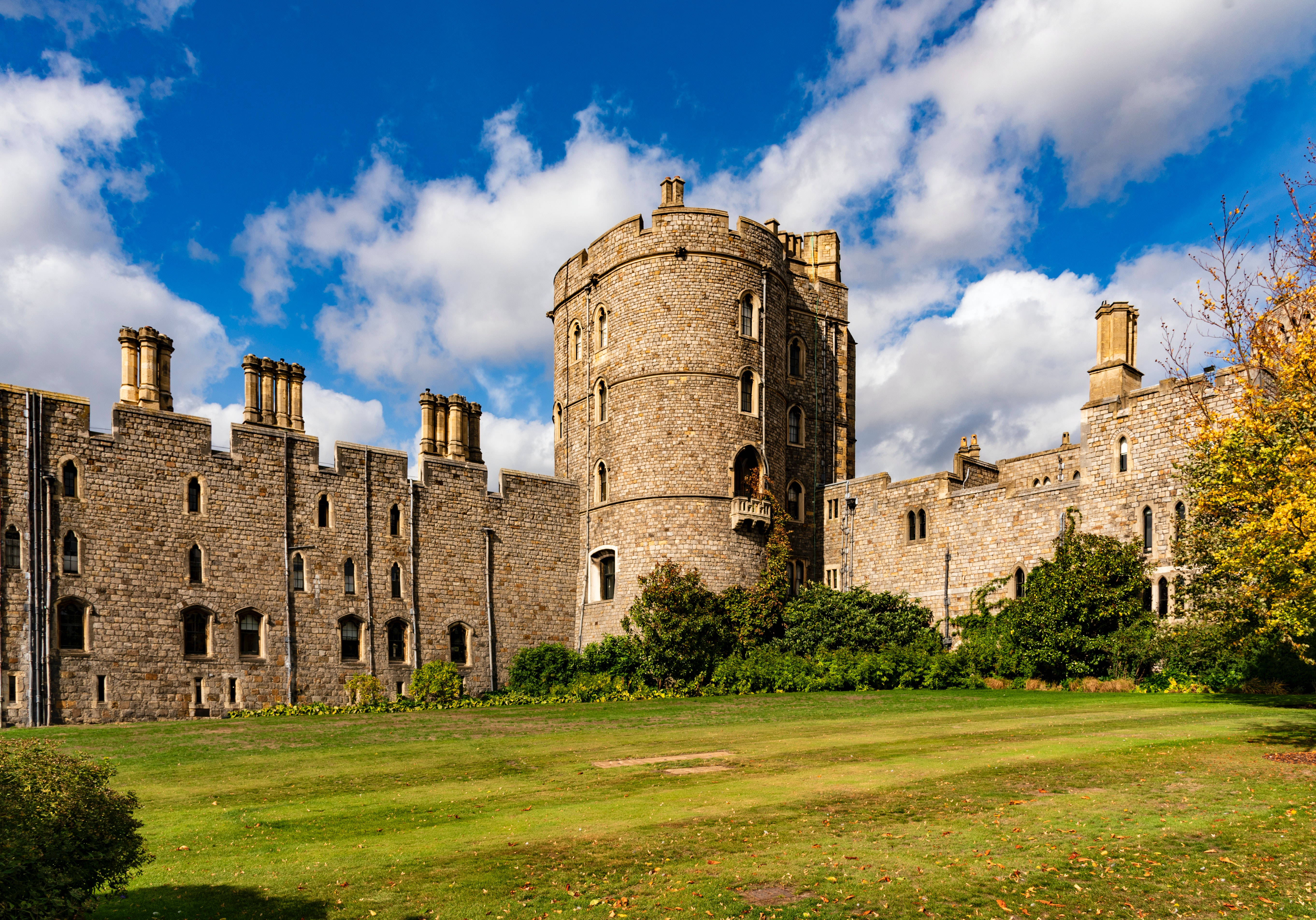 Windsor Castle, central tower, bright blue sky, 5K Desktop Wallpaper