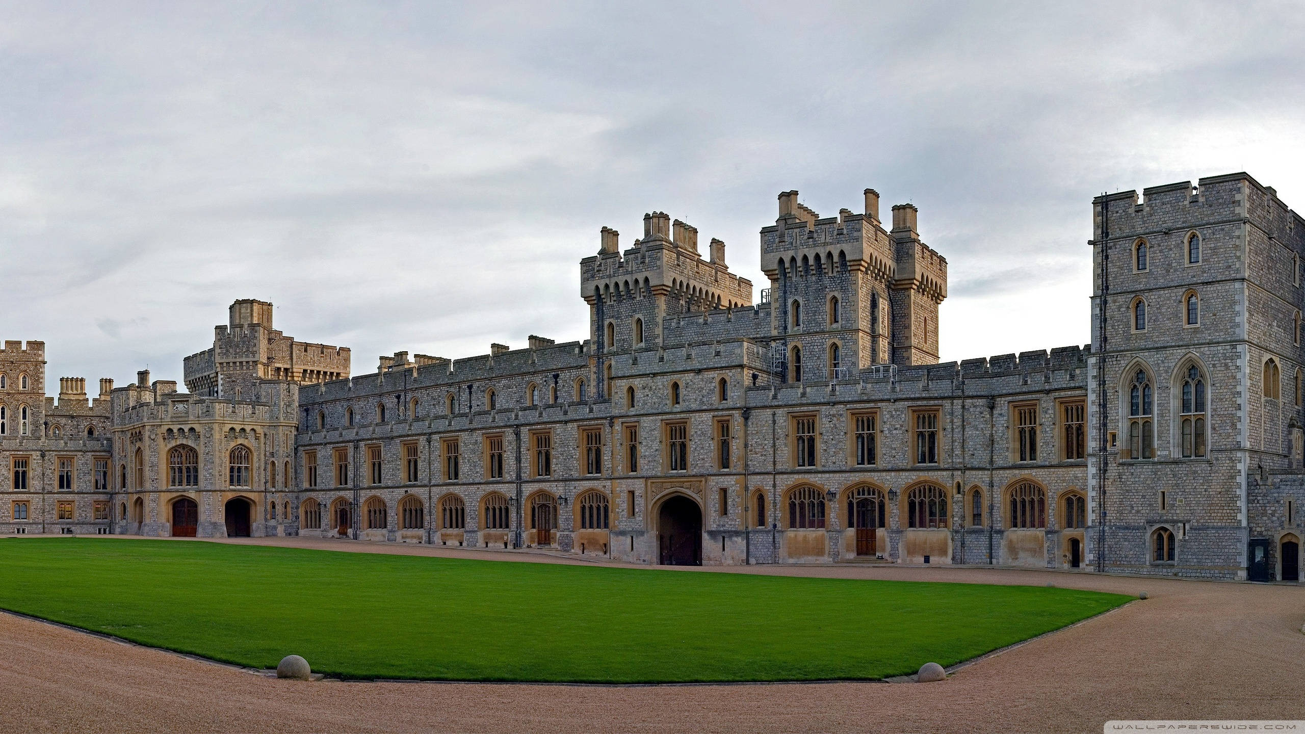 Windsor Castle, courtyard, stone towers, 2K Desktop Wallpaper