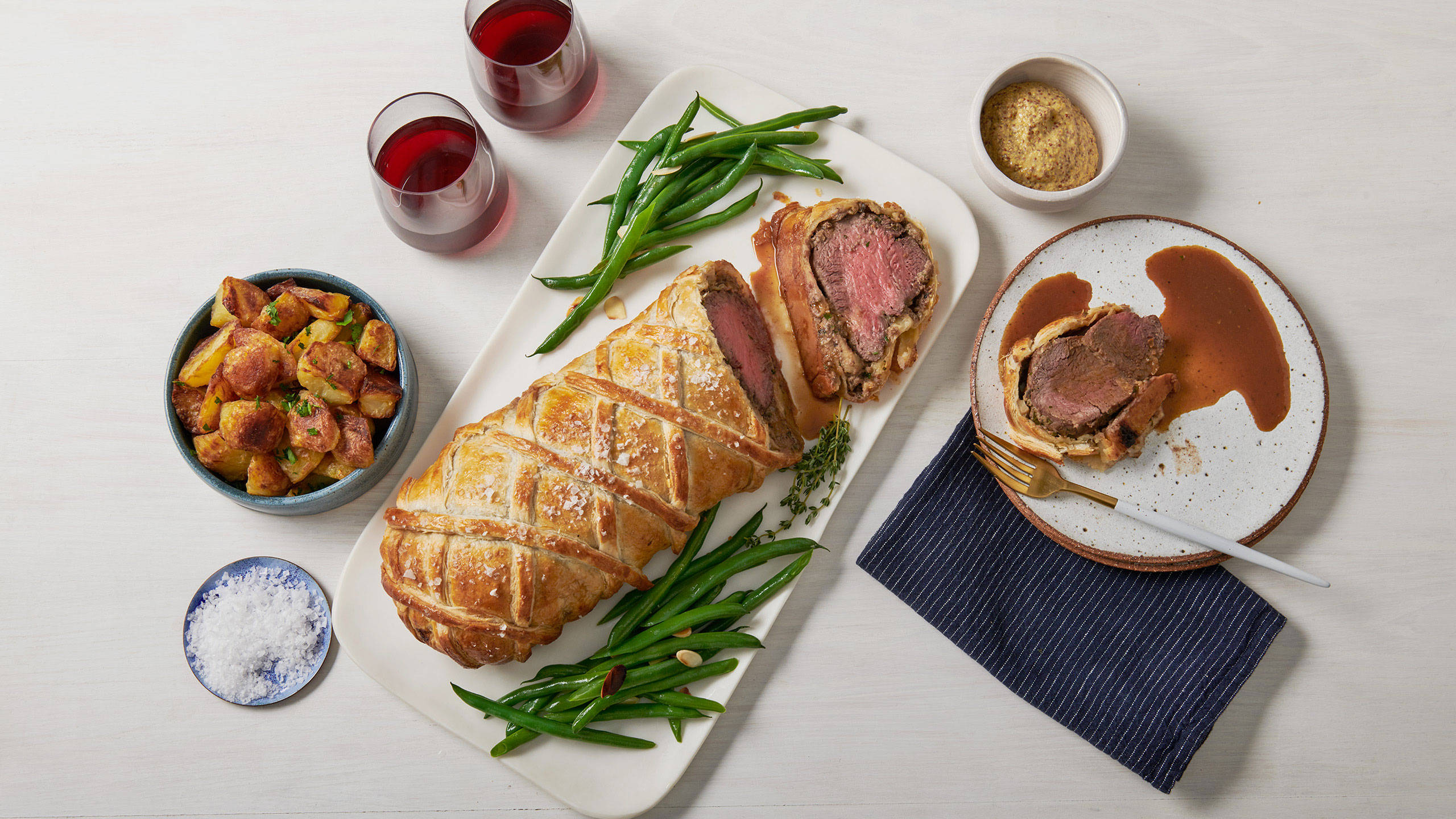 Beef Wellington, green beans, roasted potatoes, 2K Desktop Wallpaper